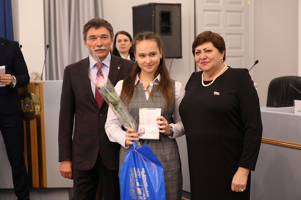 Паспорта в День Конституции