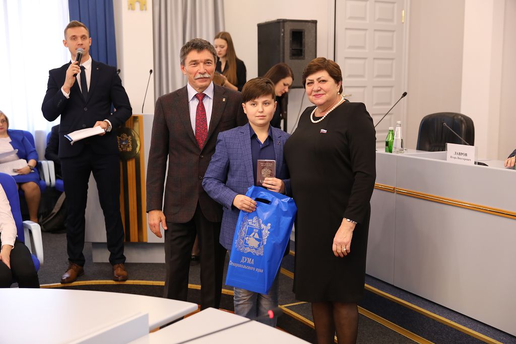 Паспорта в День Конституции