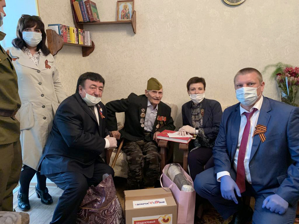 Книгу Памяти об односельчанах-фронтовиках, изданную к 75-летию Победы, первым получил в подарок ветеран из села Пелагиада