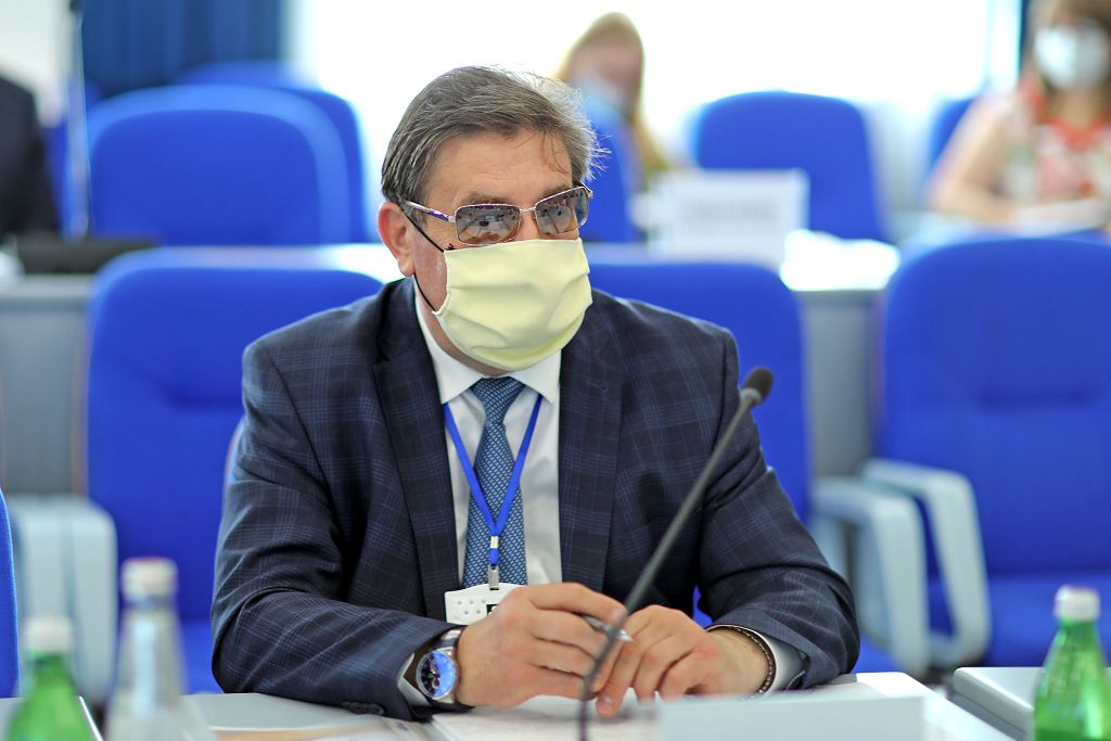 Проблему задолженности за услуги ЖКХ обсудили краевые депутаты