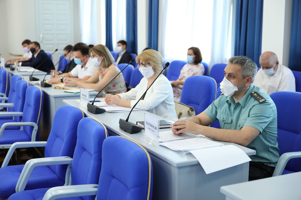 Проблему задолженности за услуги ЖКХ обсудили краевые депутаты