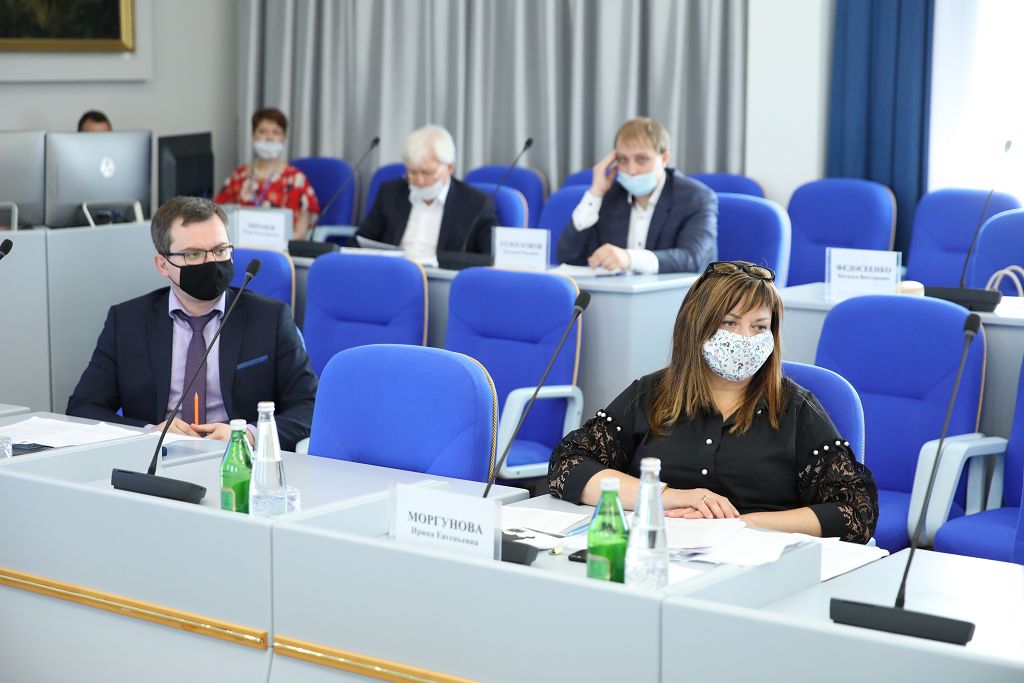 Проблему задолженности за услуги ЖКХ обсудили краевые депутаты