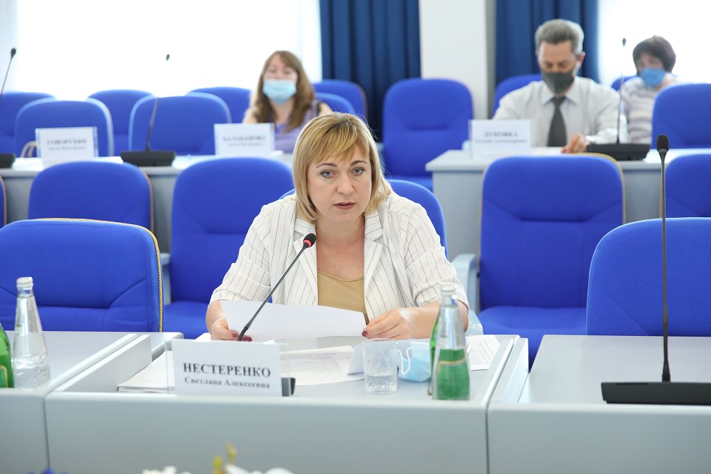 Проблему задолженности за услуги ЖКХ обсудили краевые депутаты