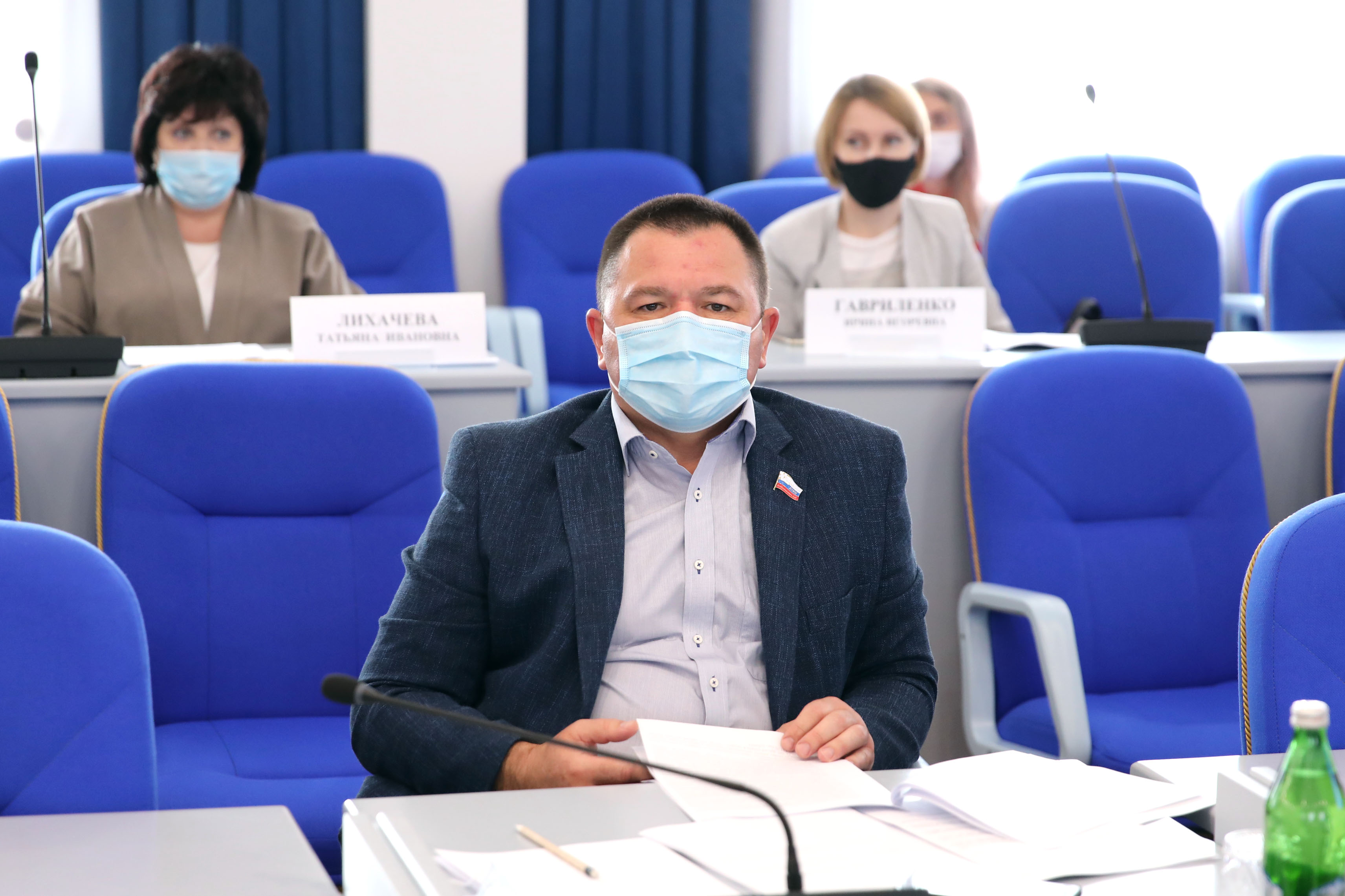 Реализацию мер поддержки медицинских и соцработников в период распространения коронавируса обсудили депутаты