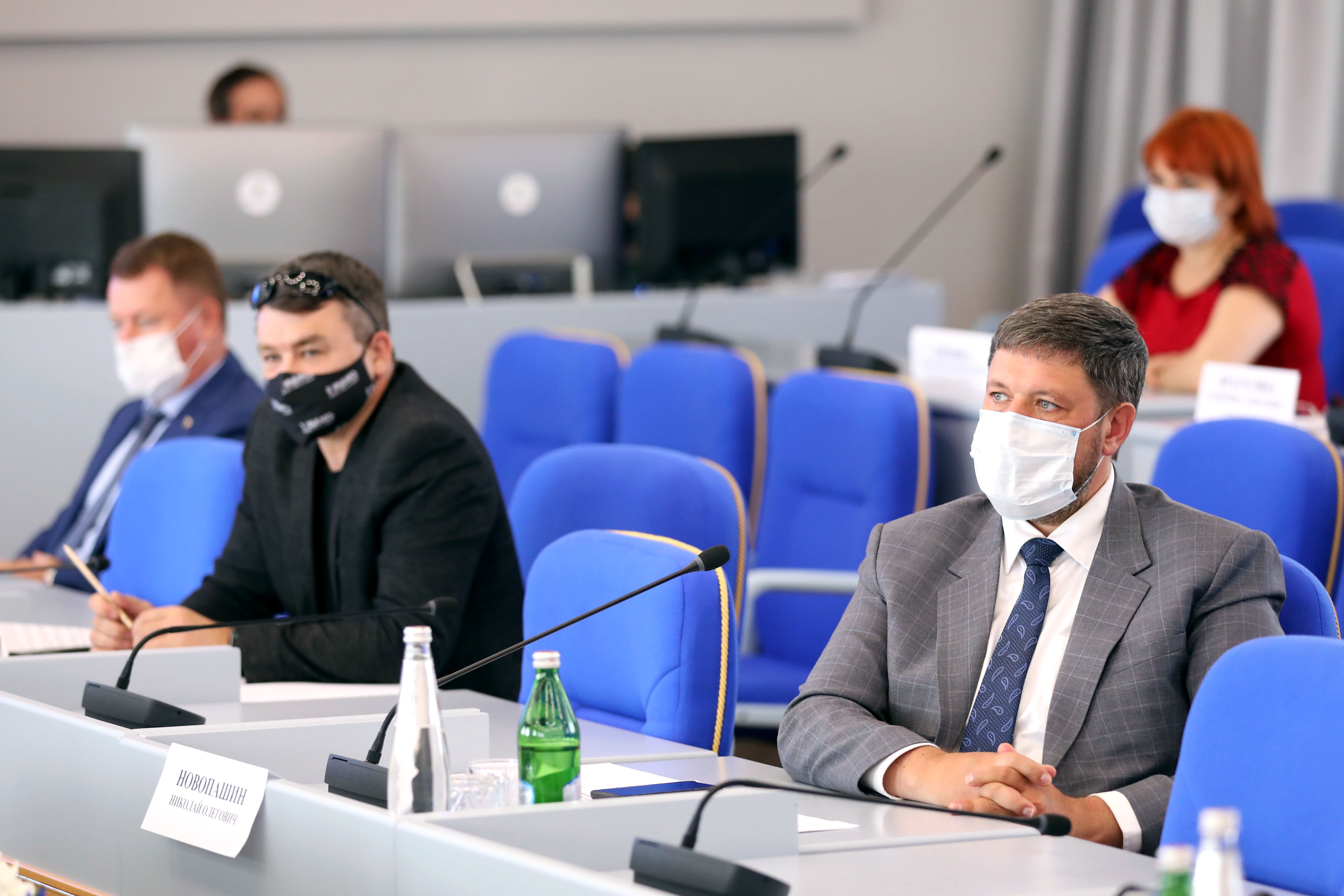 Реализацию мер поддержки медицинских и соцработников в период распространения коронавируса обсудили депутаты