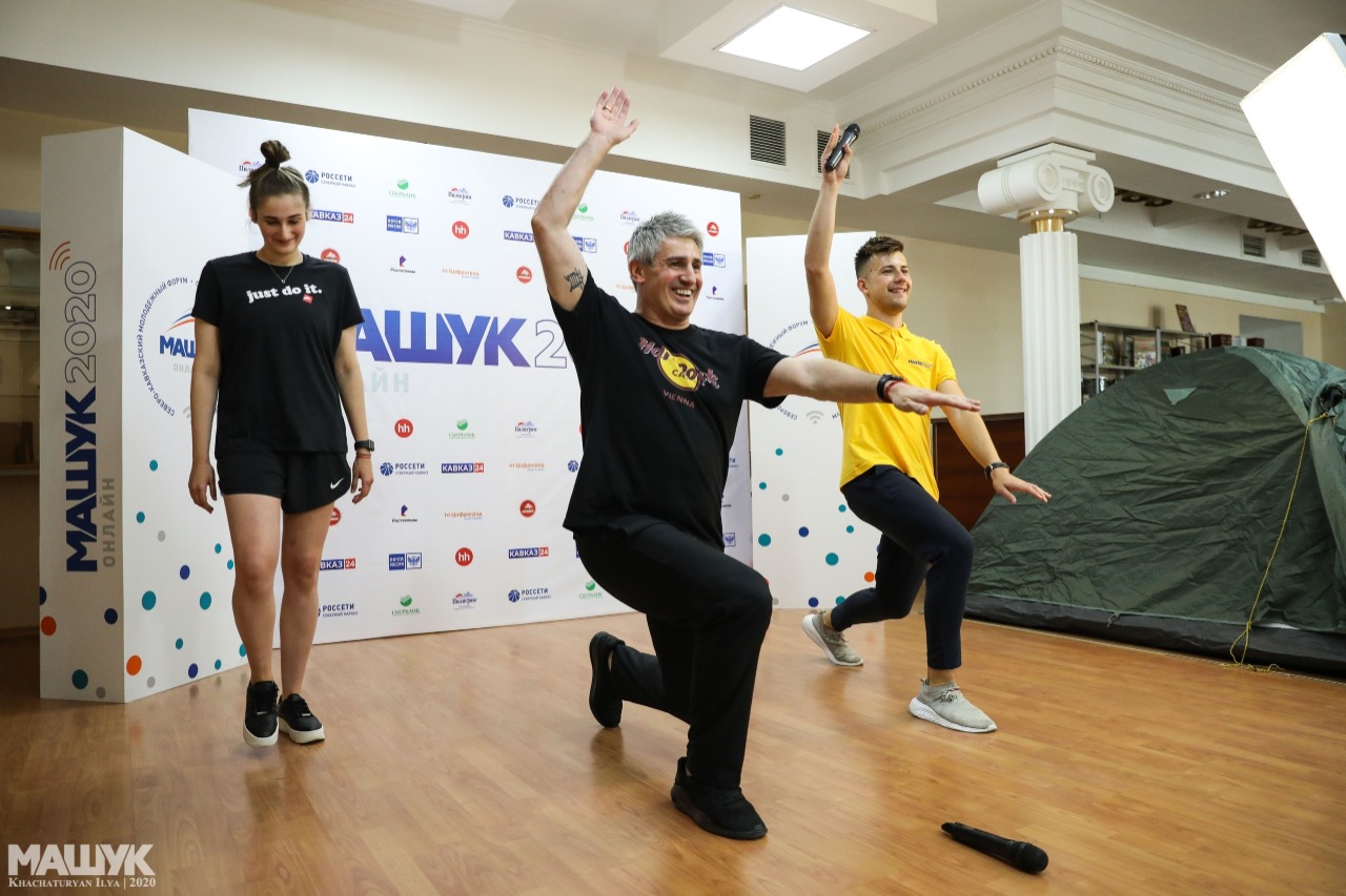 Депутат краевой Думы Игорь Лавров провёл утреннюю зарядку для участников «Машука»