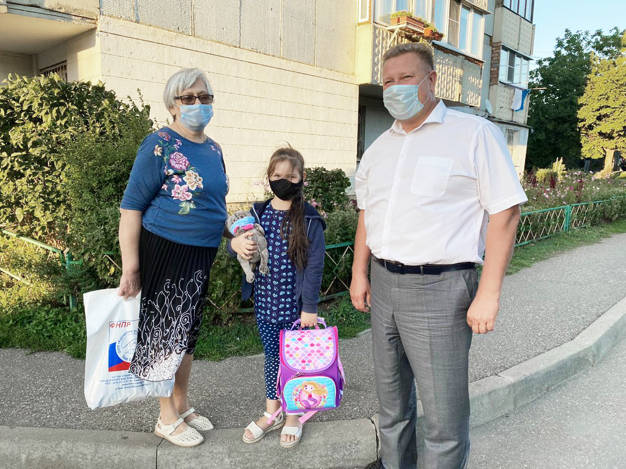 Краевые депутаты активно участвуют в акции «Собери ребенка в школу»