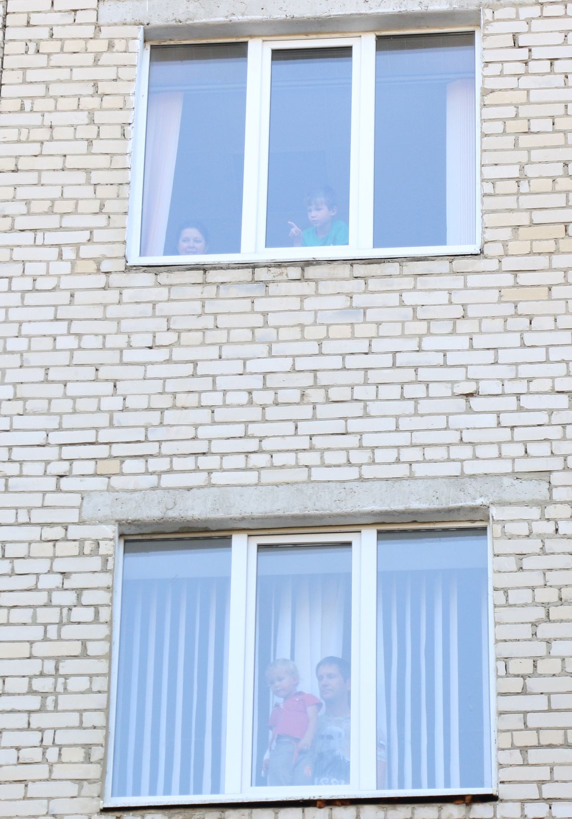 Маленькие пациенты детской больницы побывали на красочном представлении, не выходя из палат