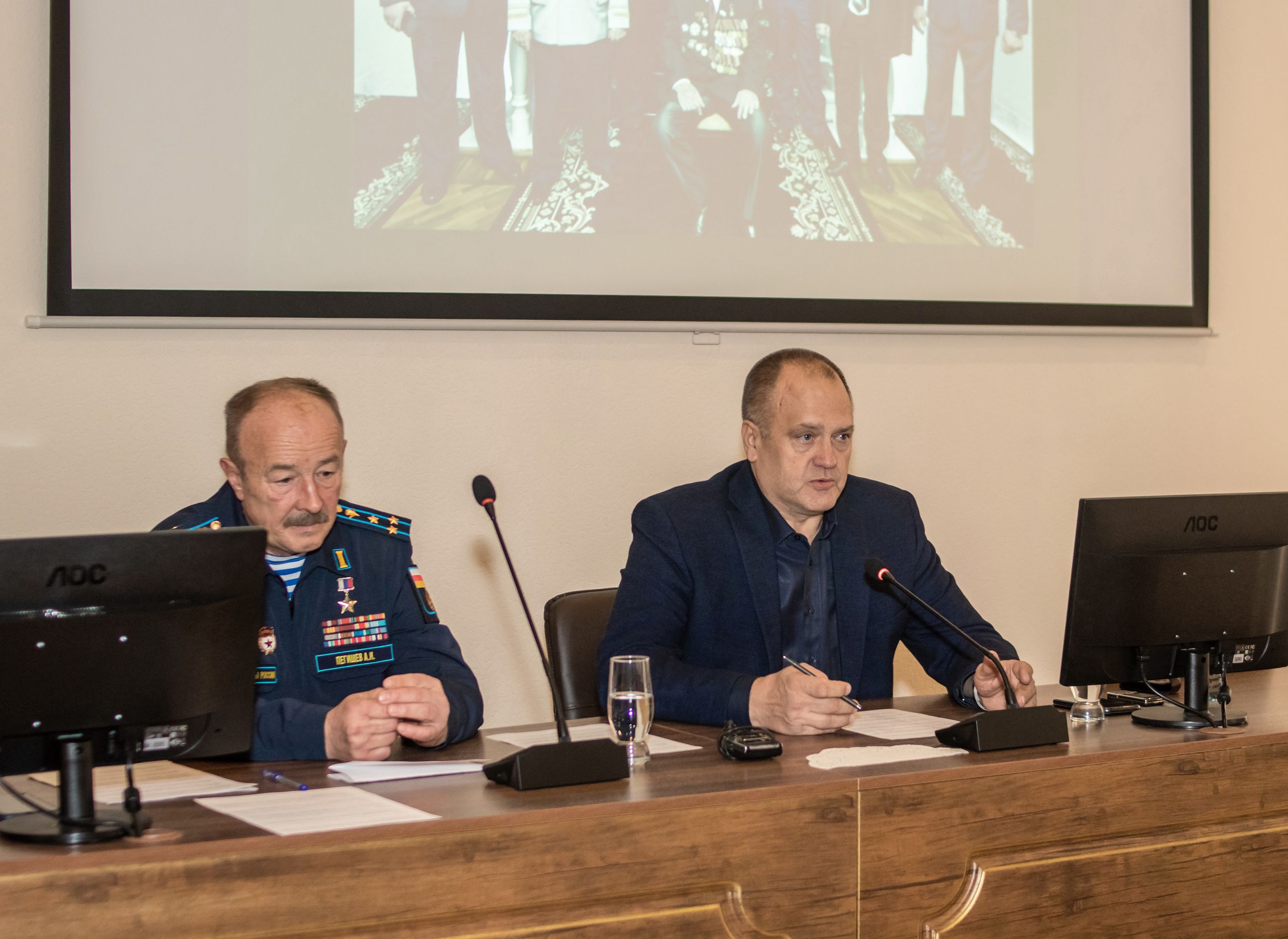 Депутат краевой Думы Сергей Шевелёв организовал круглый стол, посвящённый Дню Героев Отечества