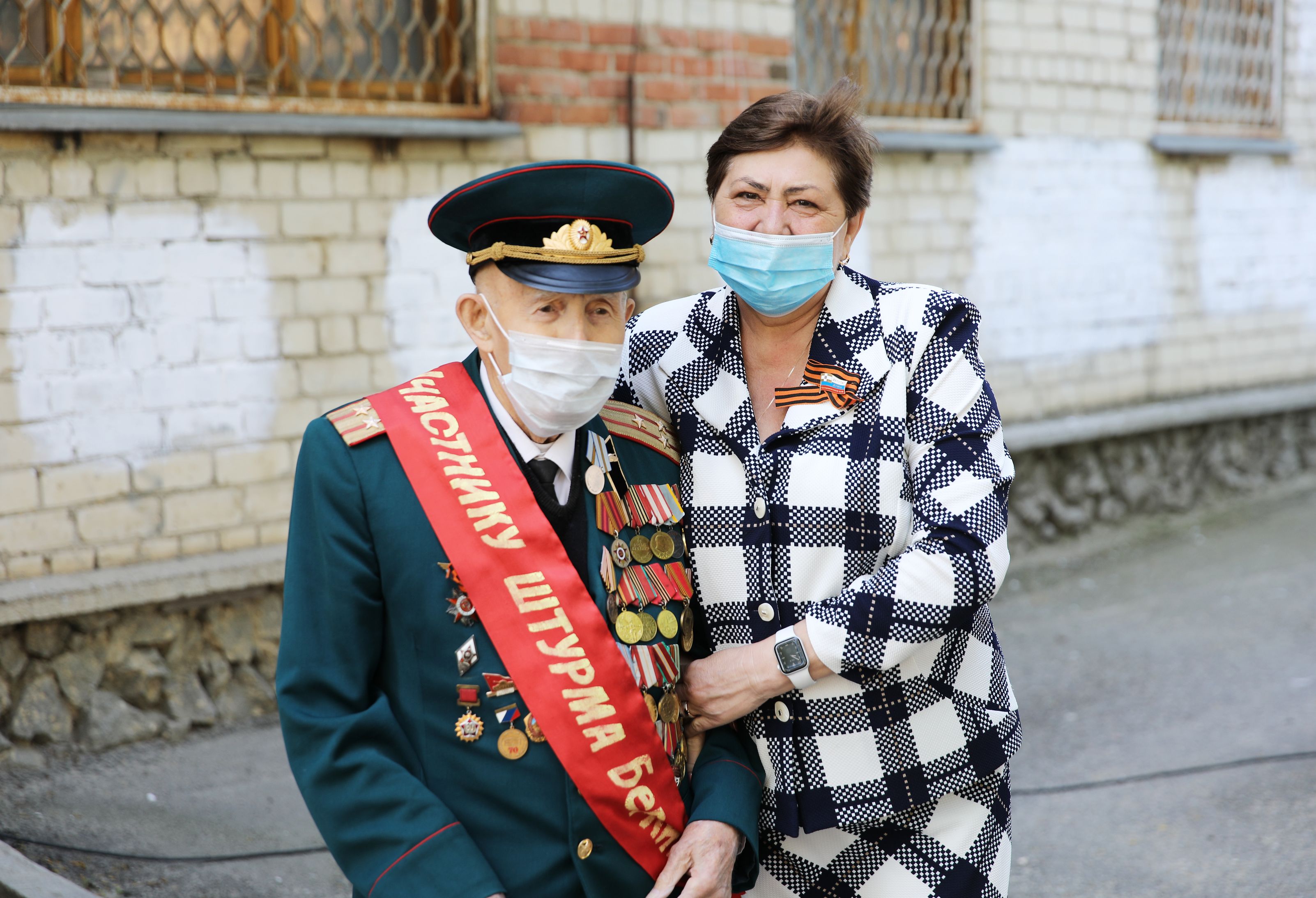 Депутаты продолжают поздравлять фронтовиков с Днем Победы