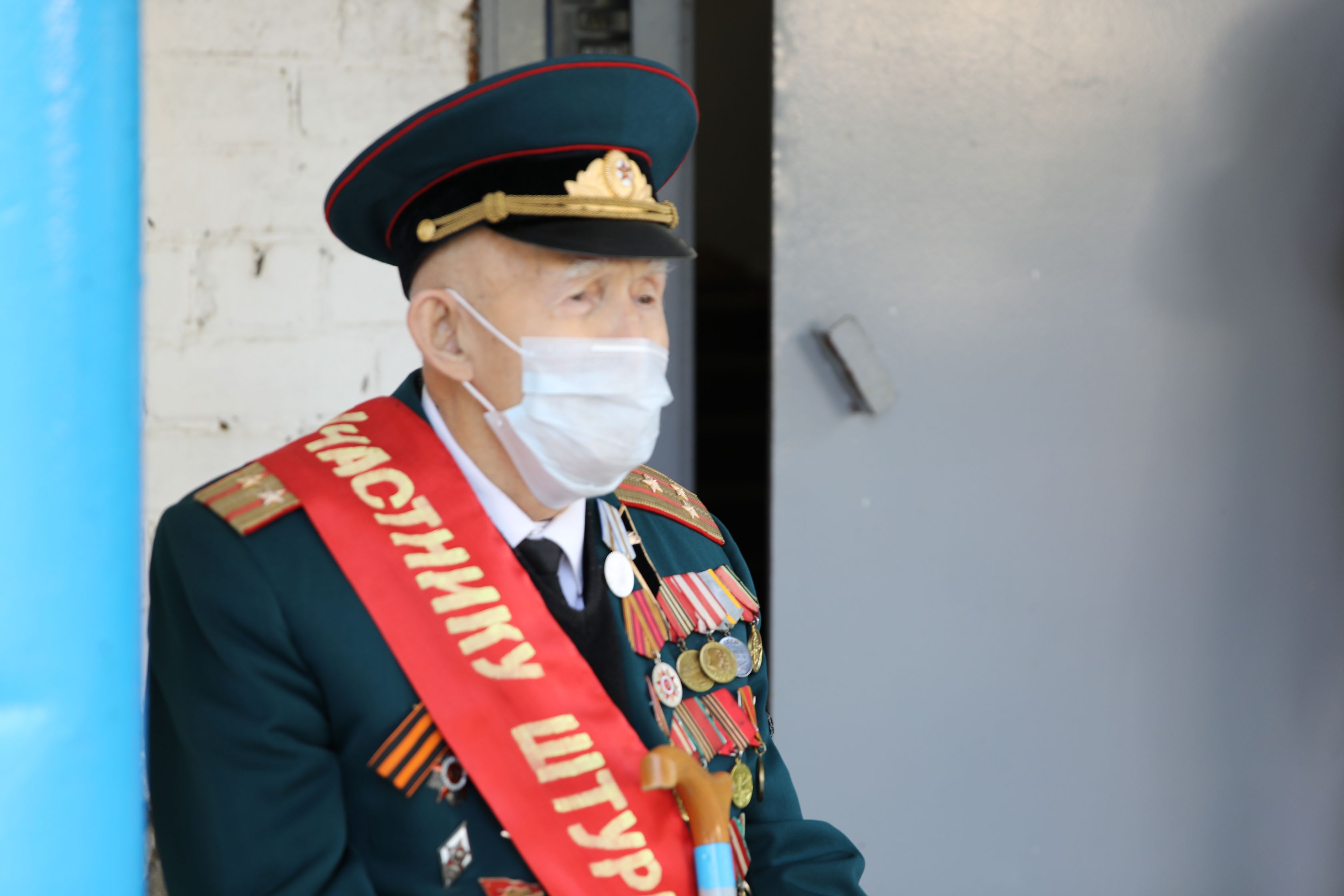 Депутаты продолжают поздравлять фронтовиков с Днем Победы