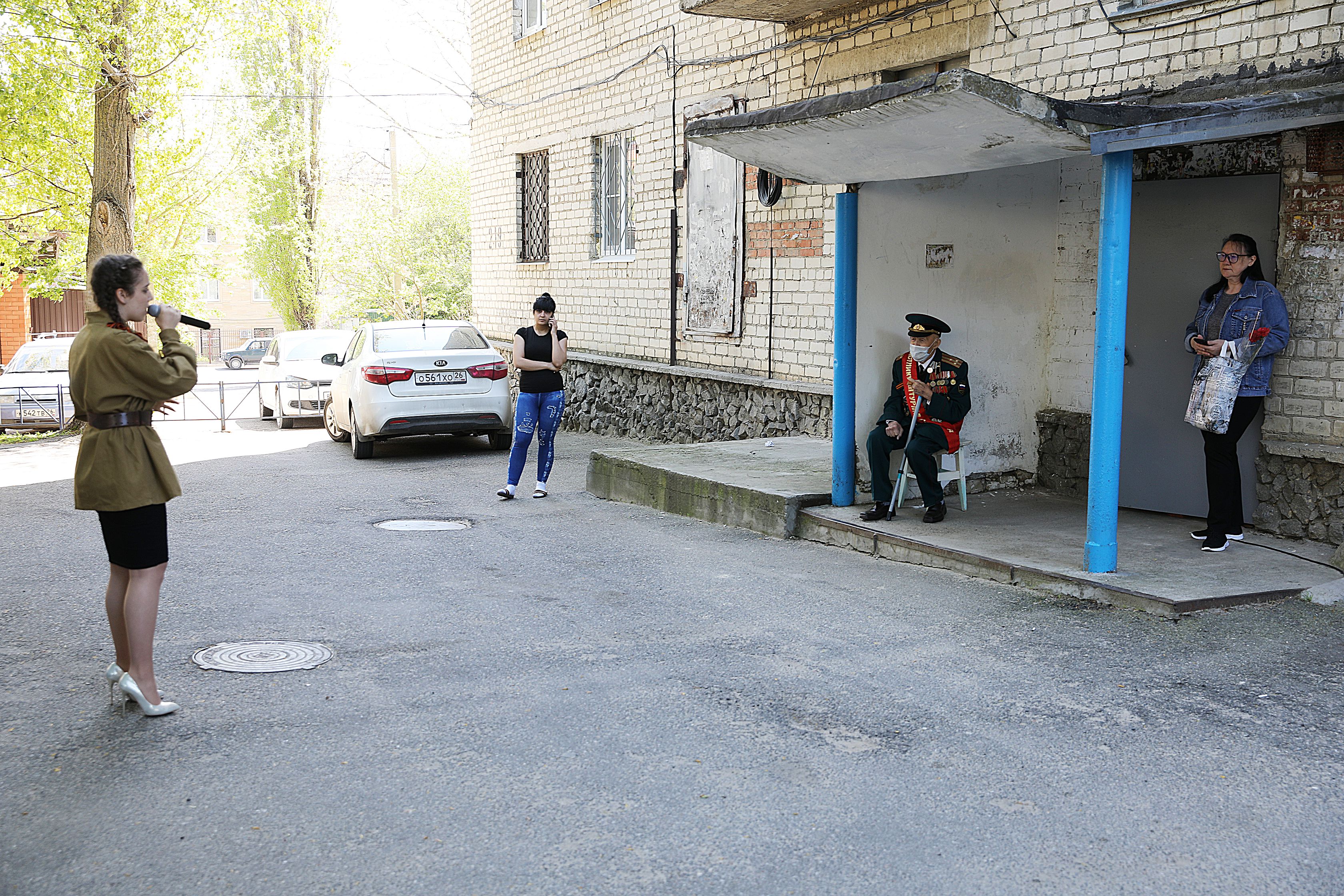 Депутаты продолжают поздравлять фронтовиков с Днем Победы