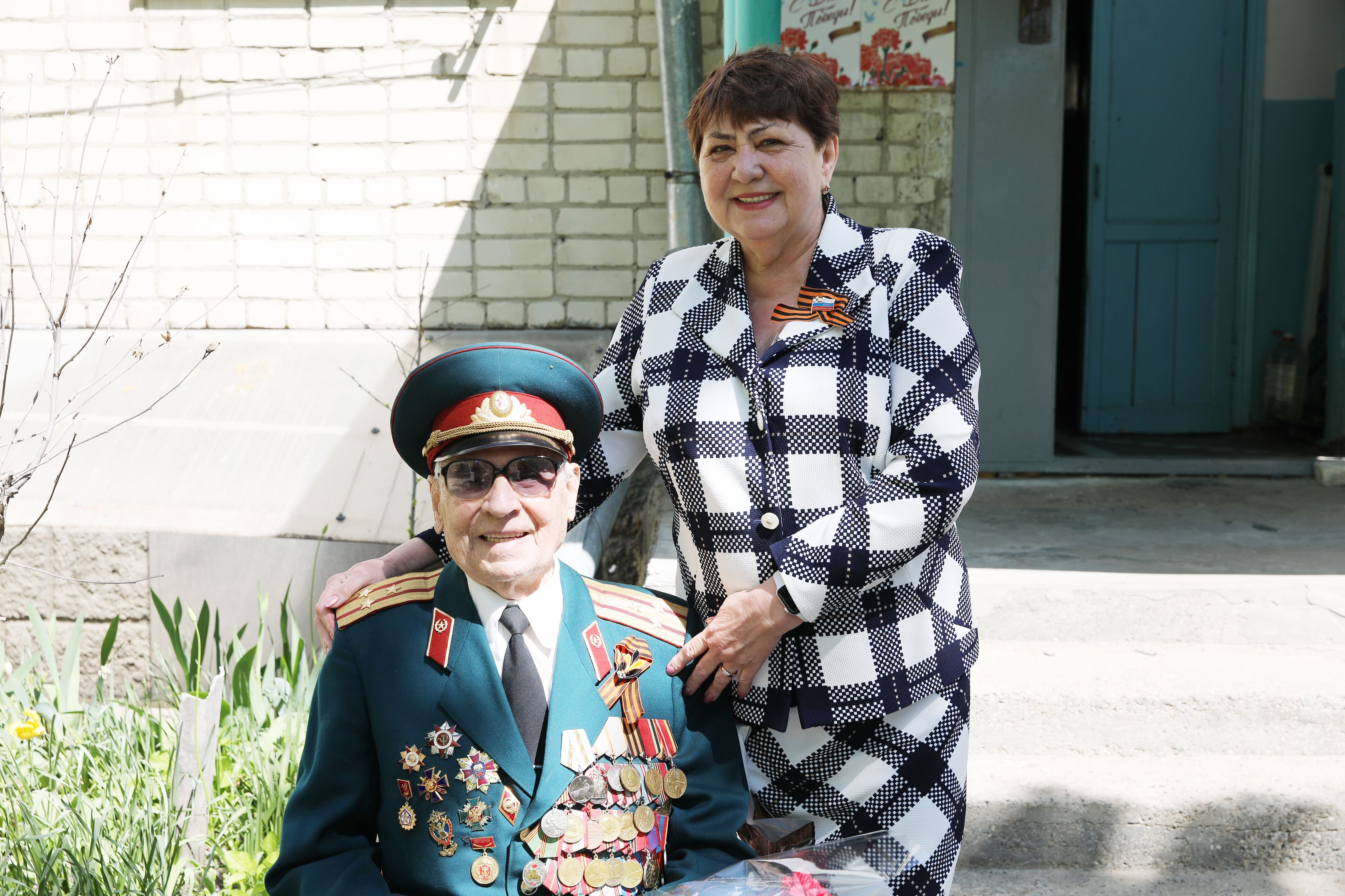 Депутаты продолжают поздравлять фронтовиков с Днем Победы
