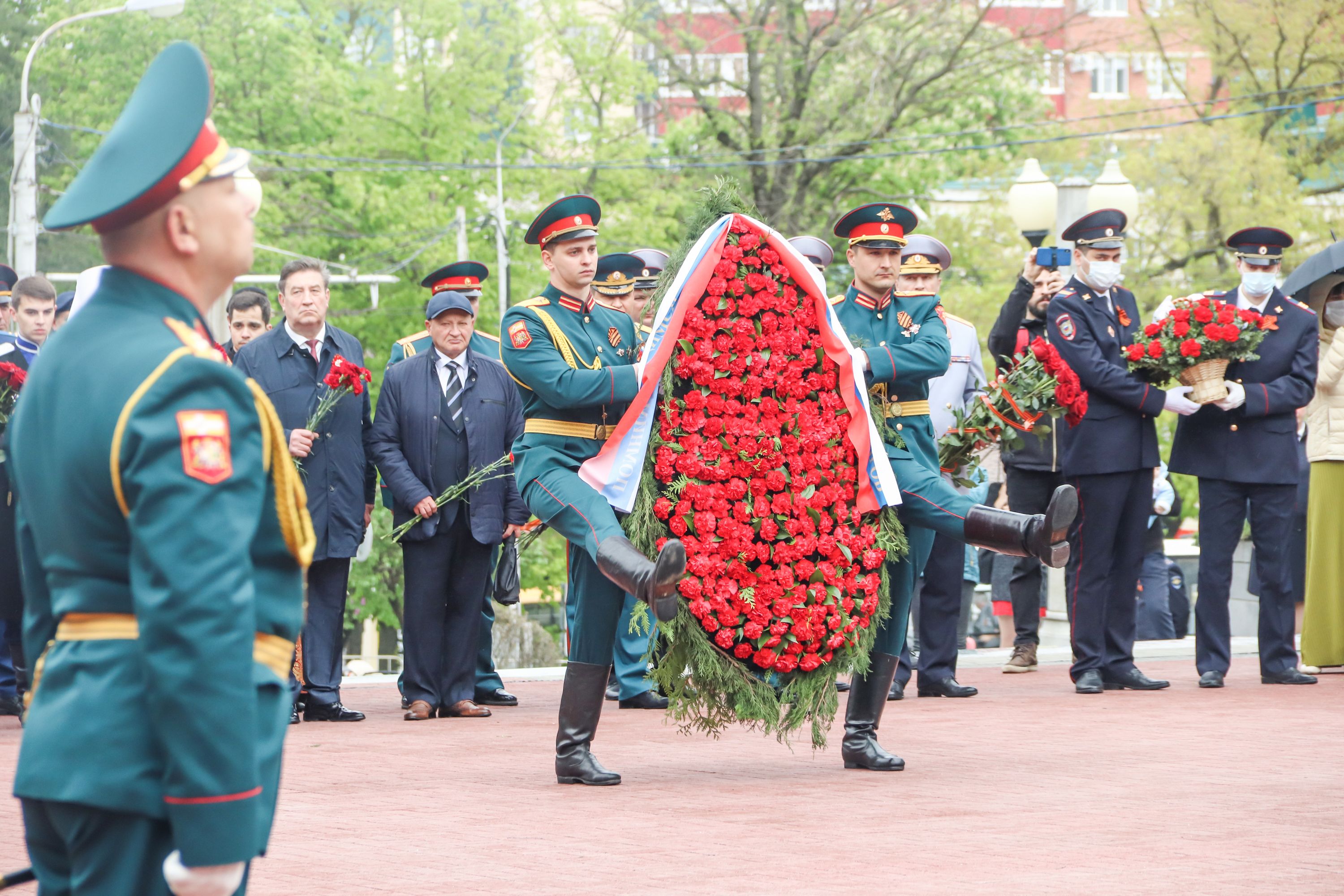 В День Победы краевые депутаты возложили цветы к мемориалу «Огонь вечной Славы»