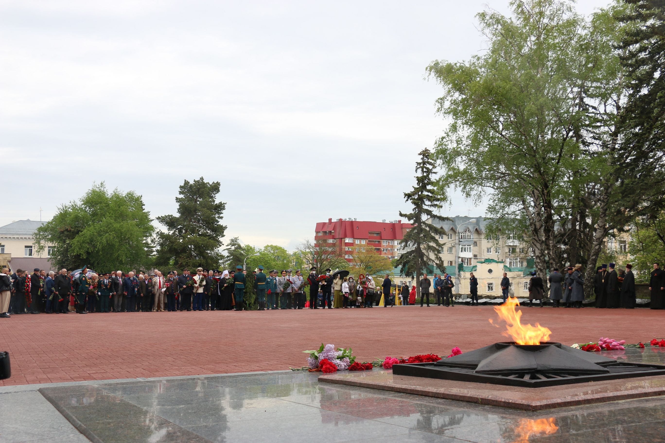 В День Победы краевые депутаты возложили цветы к мемориалу «Огонь вечной Славы»