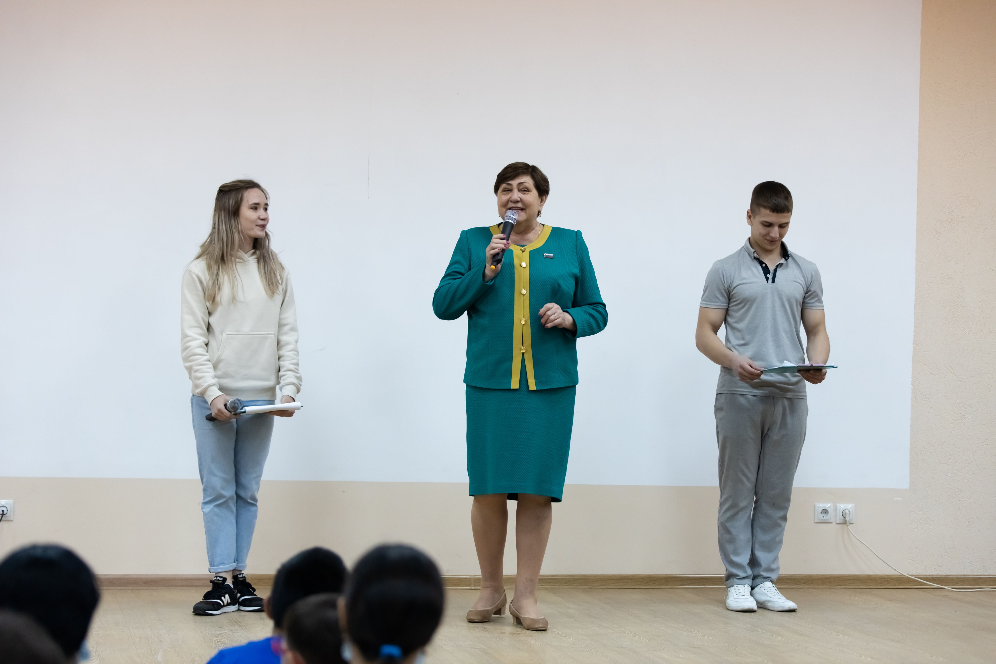Маленьким пациентам крайбольницы подарили праздник