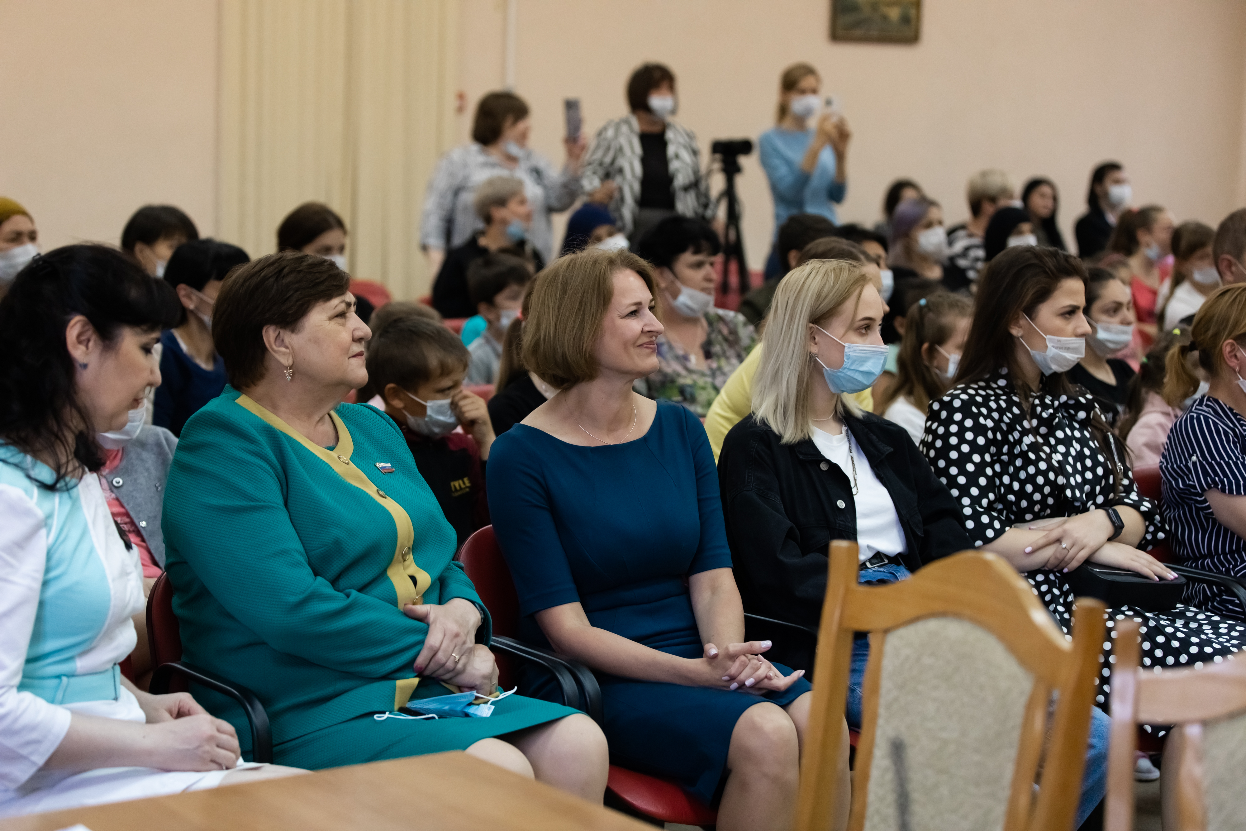 Маленьким пациентам крайбольницы подарили праздник
