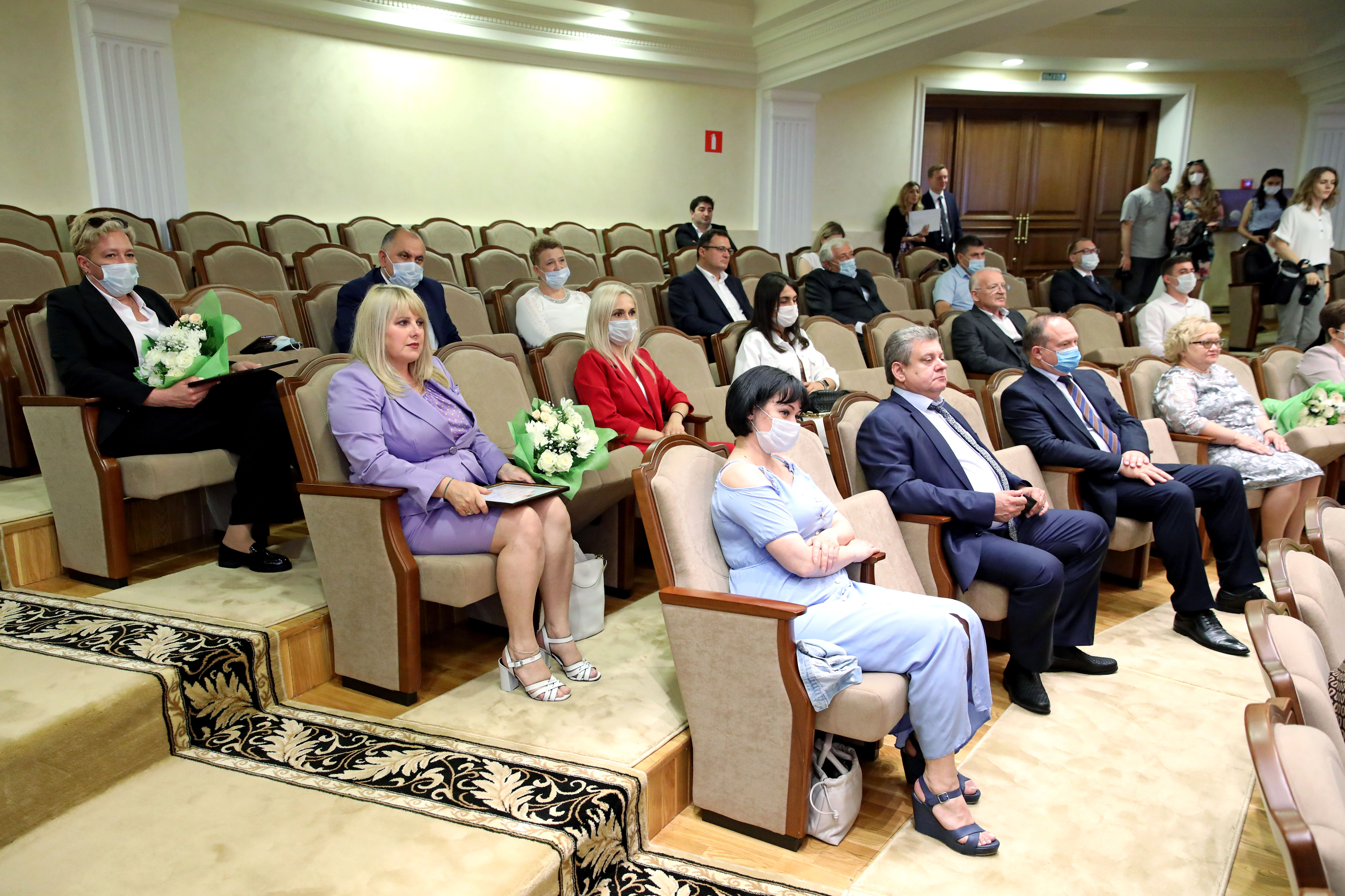 Спикер Думы Ставрополья вручил награды медицинским работникам региона