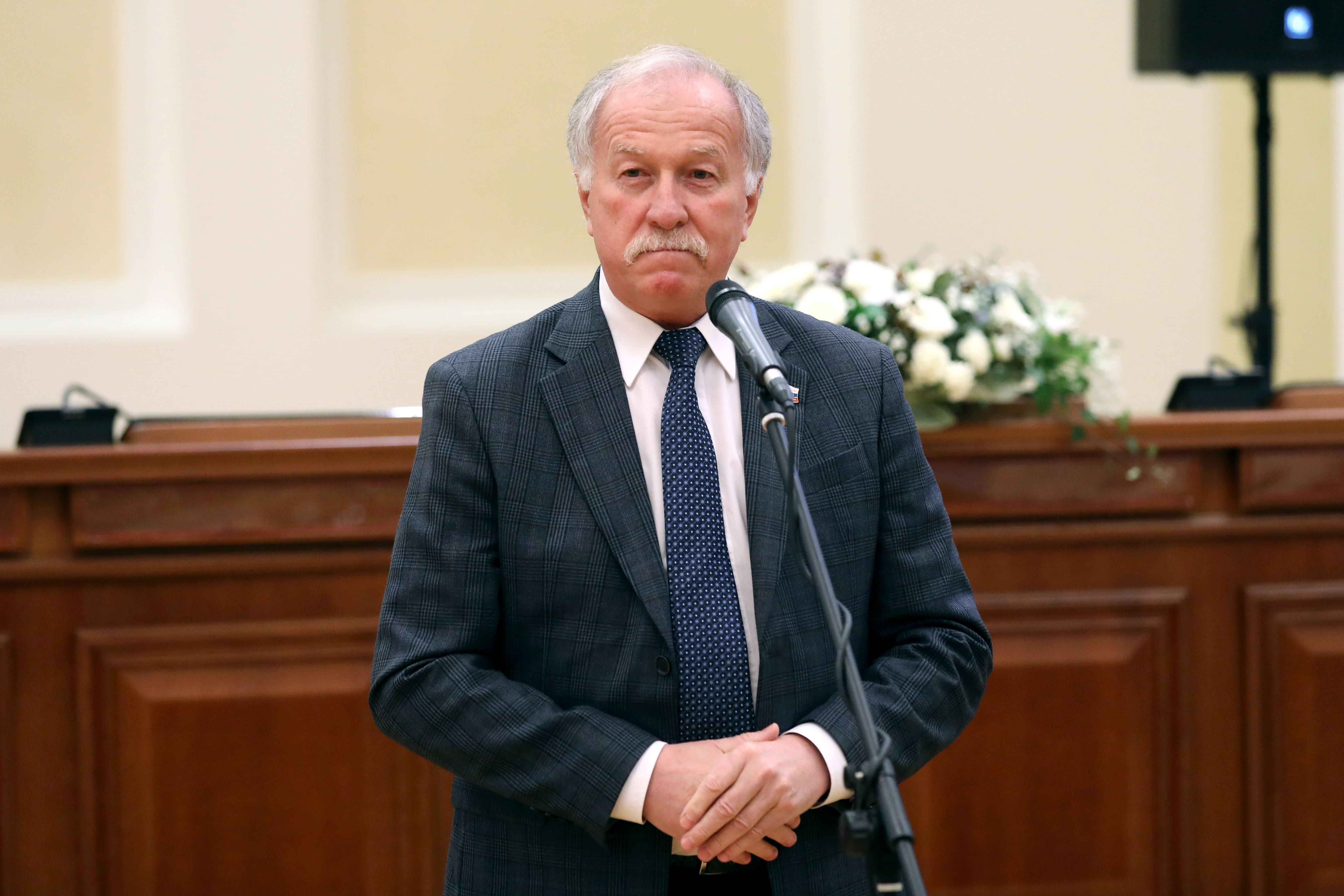 Председатель краевой Думы Николай Великдань вручил медали «Материнская слава»