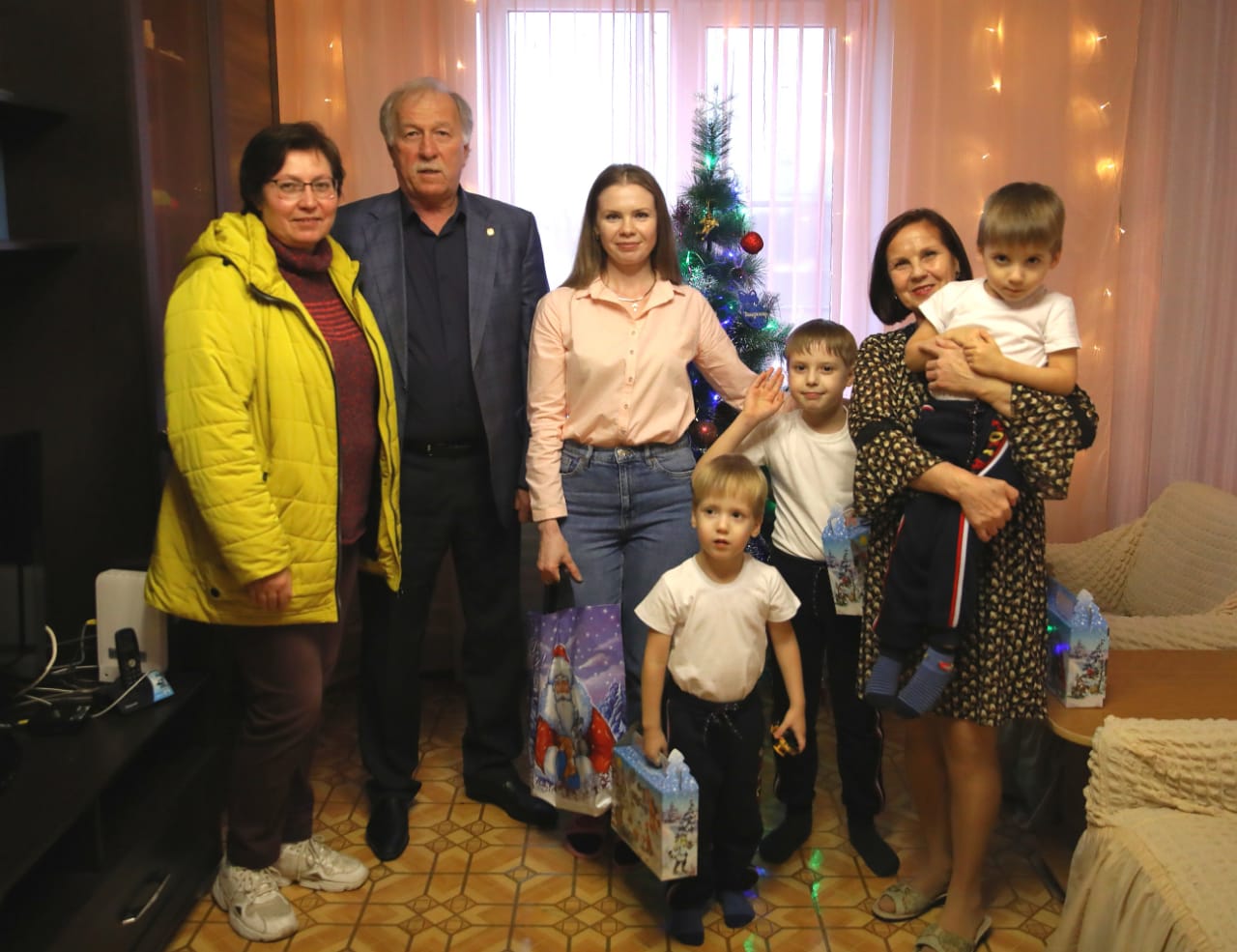 Николай Великдань передал новогодние подарки многодетным семьям Труновского округа
