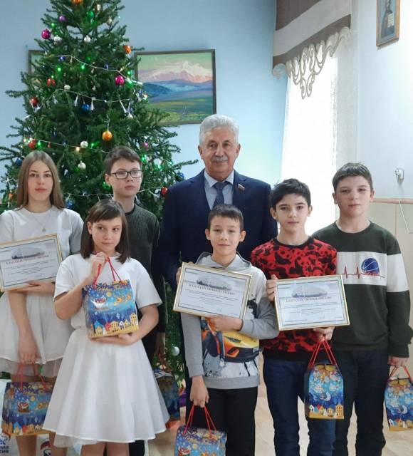 К новогодним праздникам дети получили подарки от депутатов краевой Думы