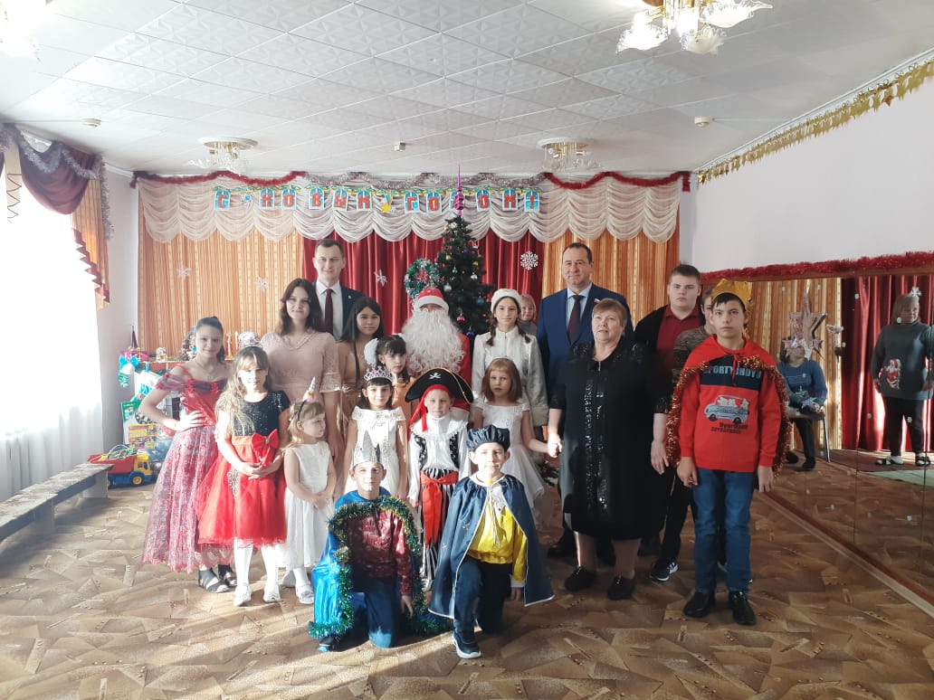К новогодним праздникам дети получили подарки от депутатов краевой Думы
