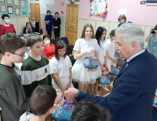 К новогодним праздникам дети получили подарки от депутатов краевой Думы