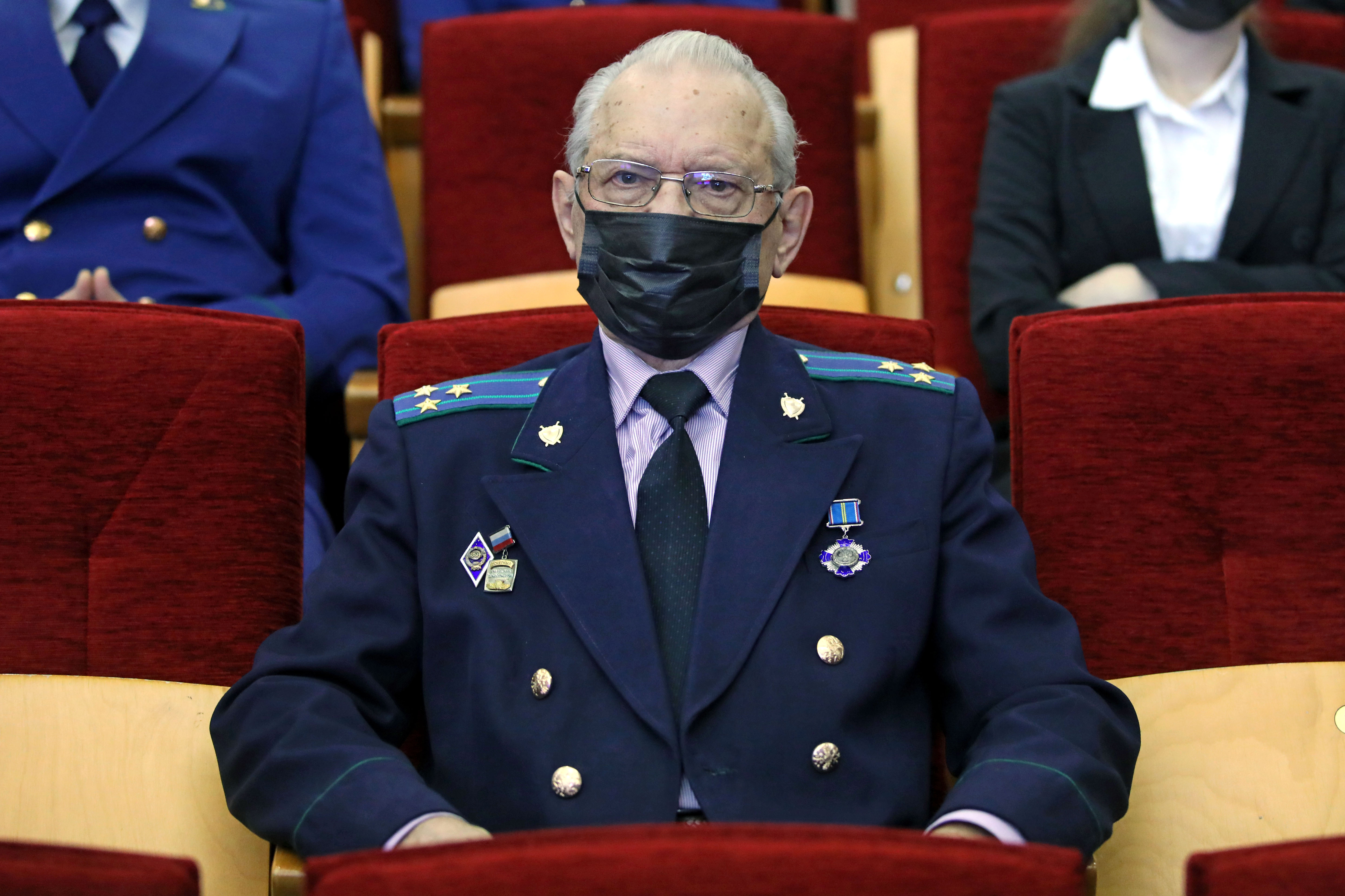 Николай Великдань вручил награды Думы Ставропольского края работникам прокуратуры