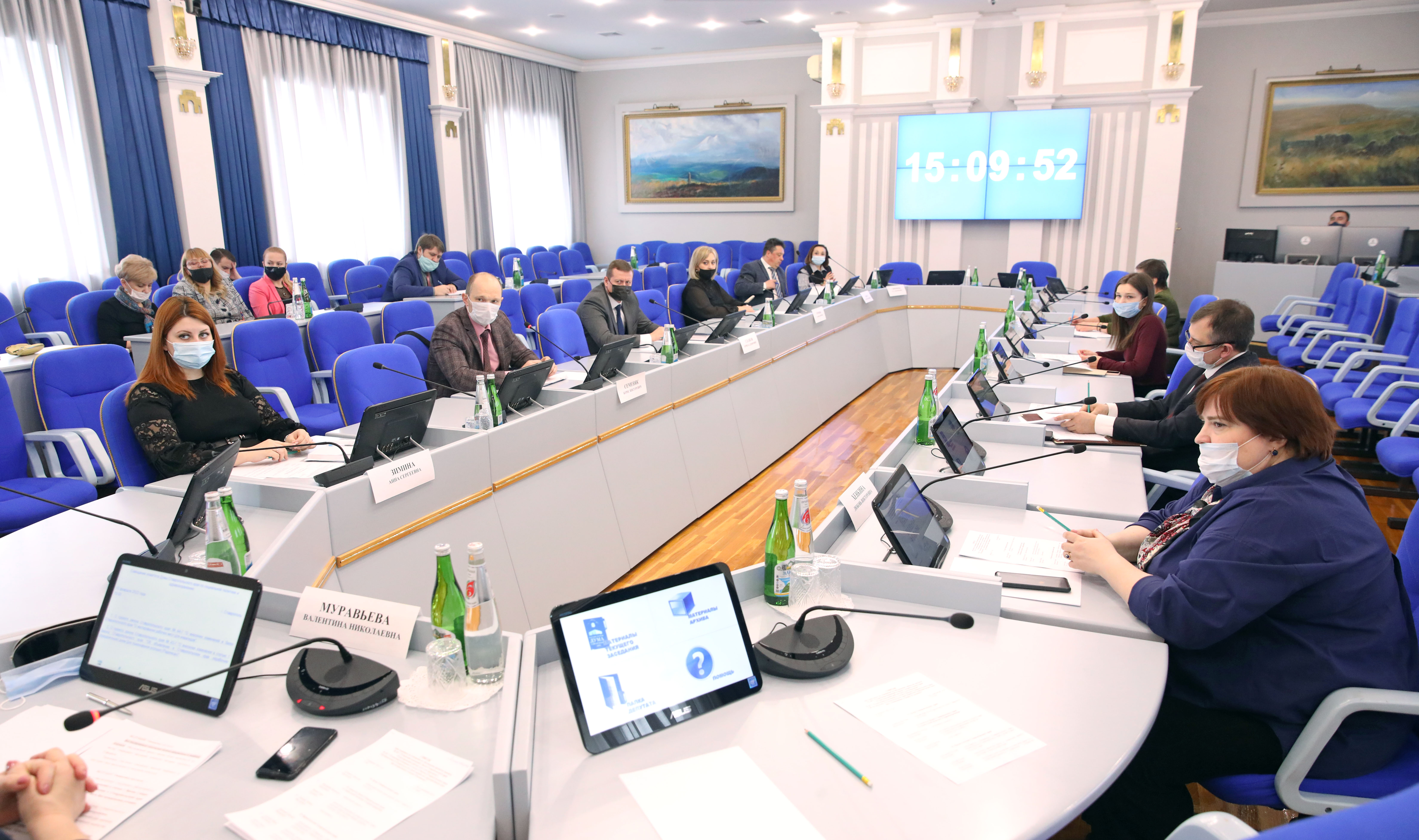 Депутаты обсудили изменения в краевой закон о переносе выходного дня, совпавшего с Радоницей