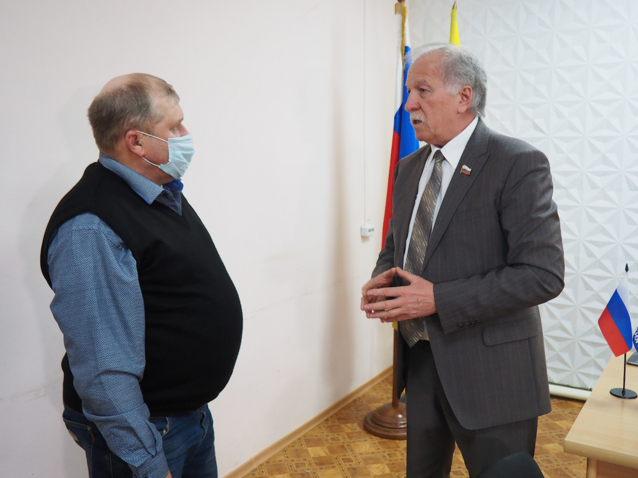 Николай Великдань провёл личный приём граждан в Труновском муниципальном округе