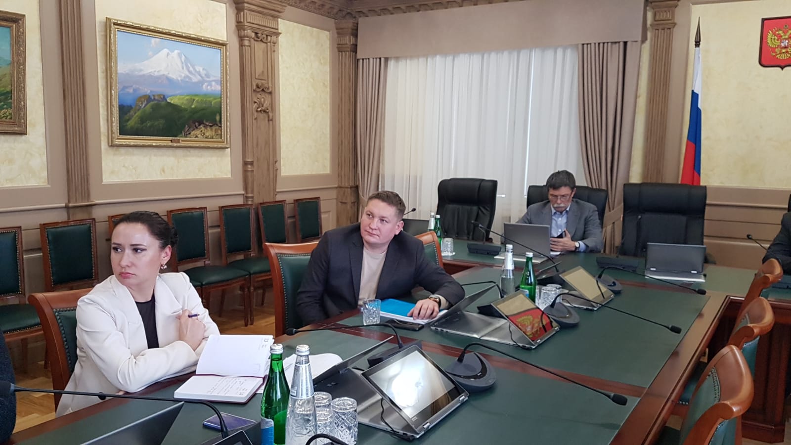 На парламентских слушаниях обсудили развитие топливно-энергетического комплекса страны