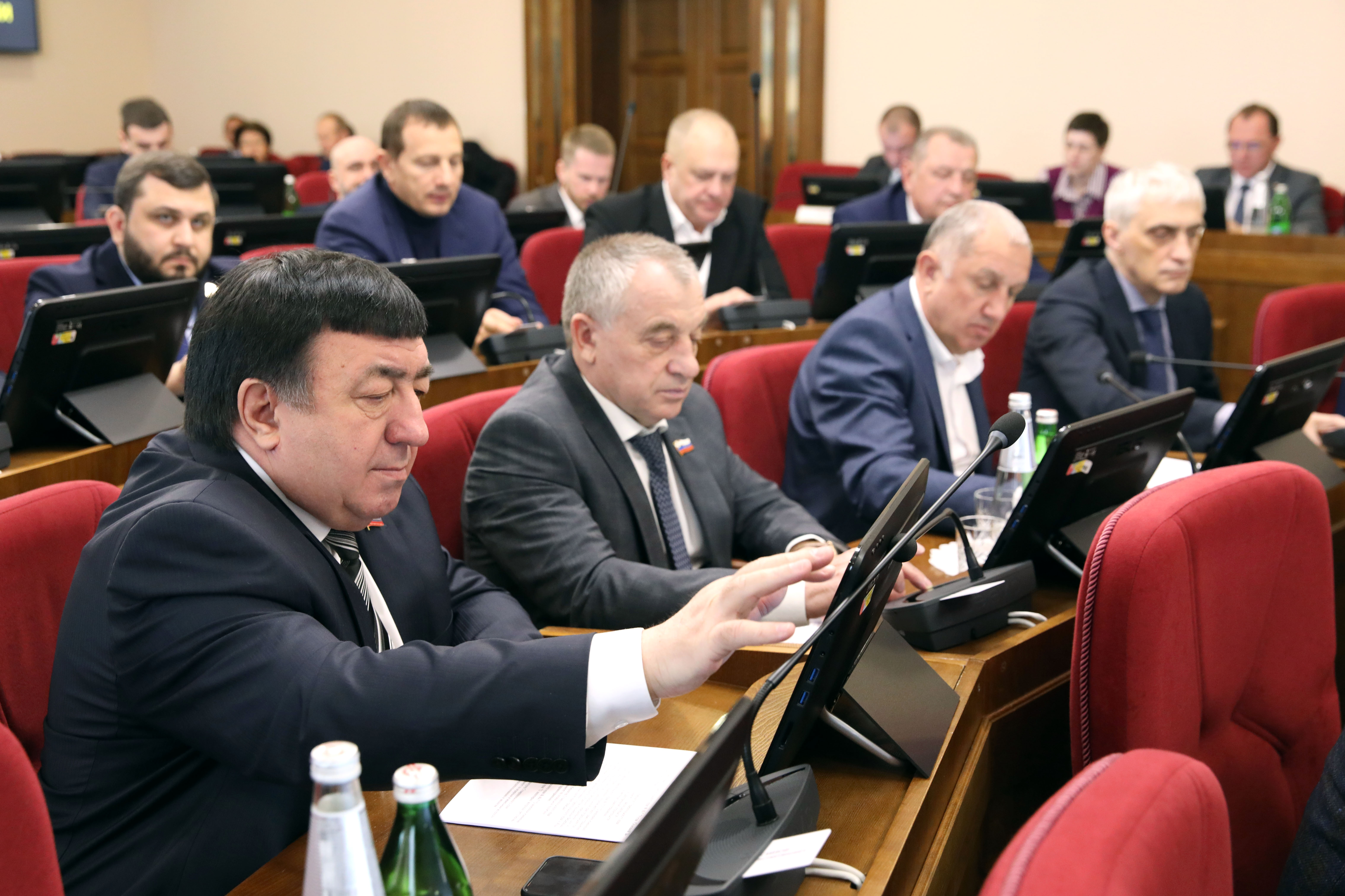 Федеральная законодательная инициатива и новая редакция Устава: основные решения мартовского заседания краевой Думы