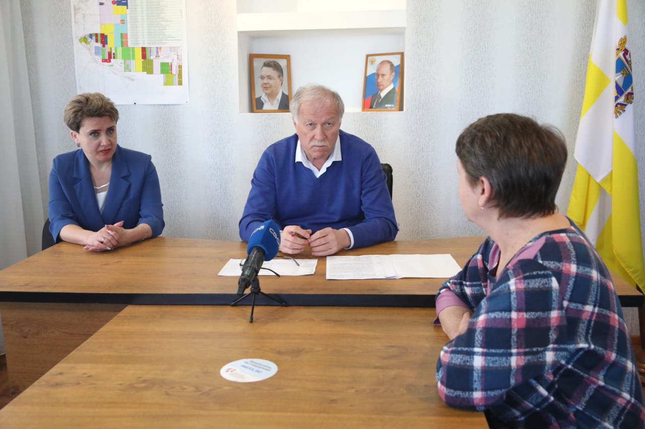 Николай Великдань провёл личный приём граждан в Ипатовском городском округе