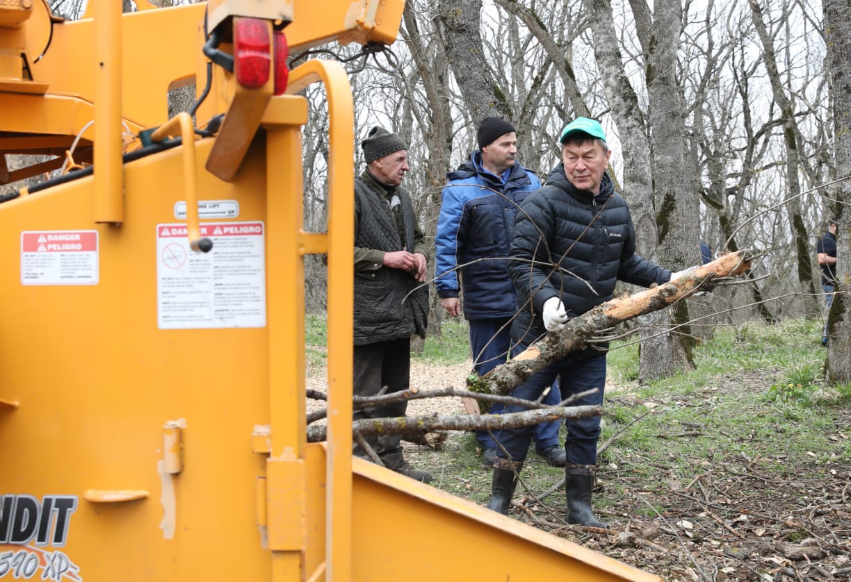 Депутаты краевой Думы провели субботник на Машуке