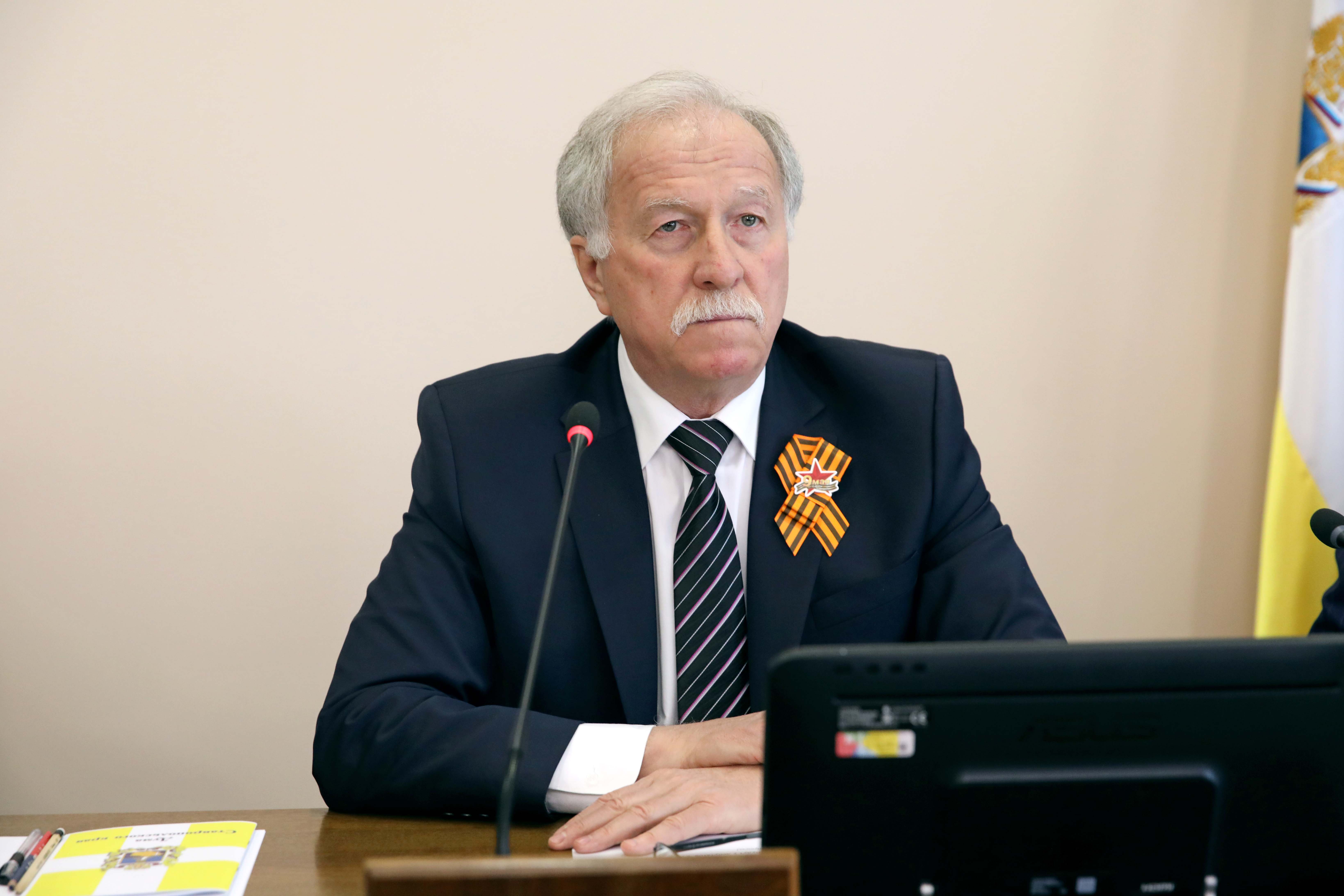 Депутаты краевой Думы приняли закон о поддержке ставропольских семей с детьми от 8 до 17 лет