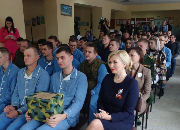 Краевые депутаты поздравили с Днём Победы раненых бойцов – участников военной спецоперации на Донбассе
