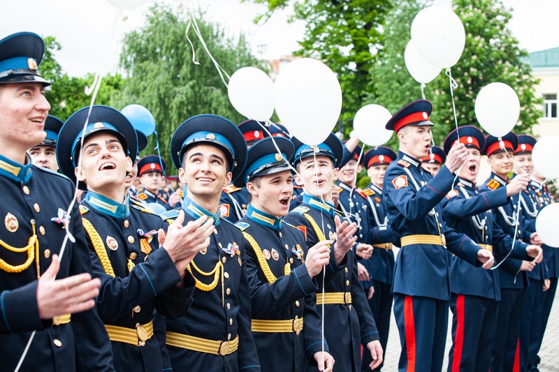 Депутат Сергей Шевелёв поздравил воспитанников Ставропольского президентского кадетского училища с Последним звонком