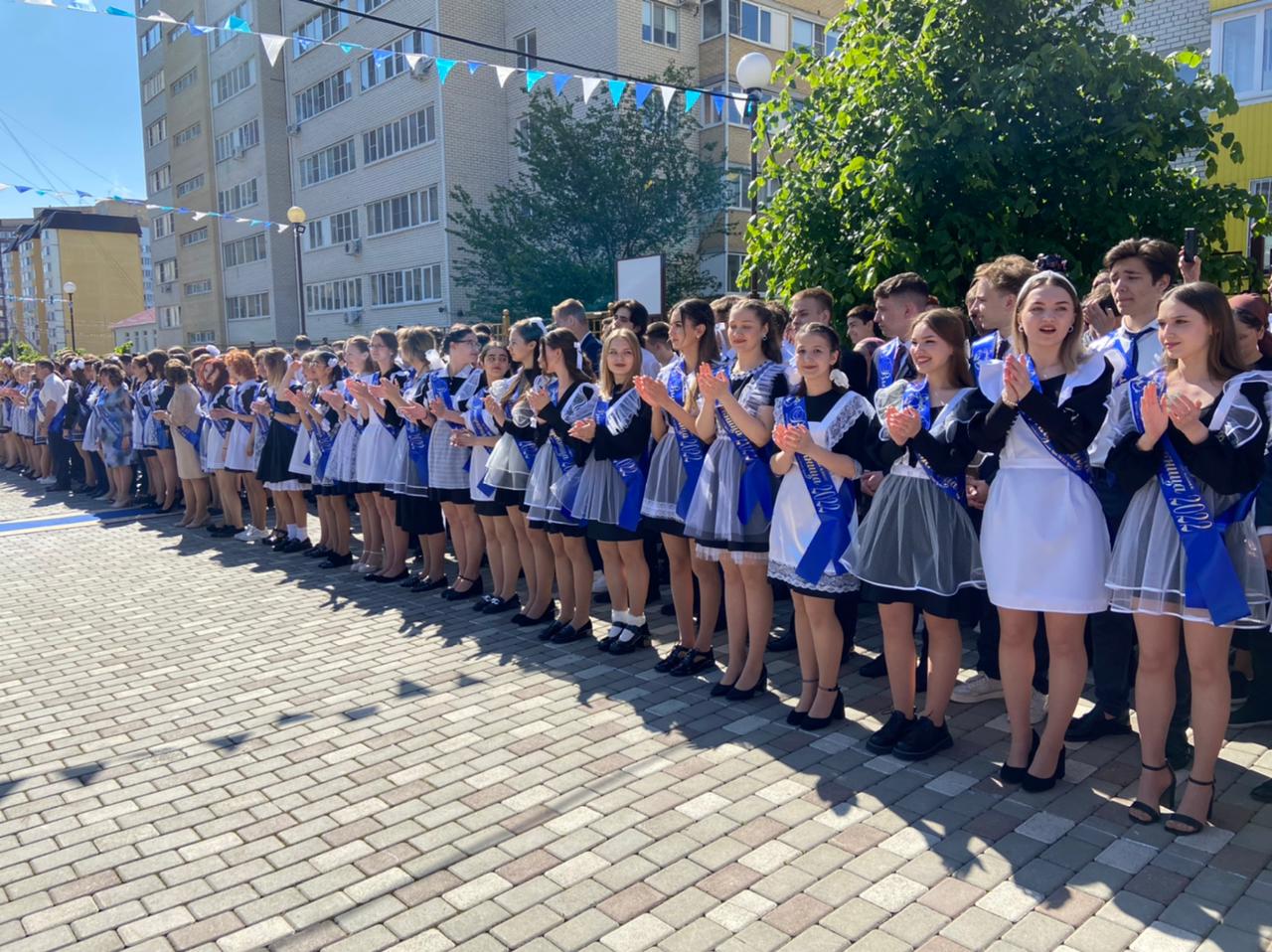 Депутаты краевой Думы поздравили выпускников с окончанием школы