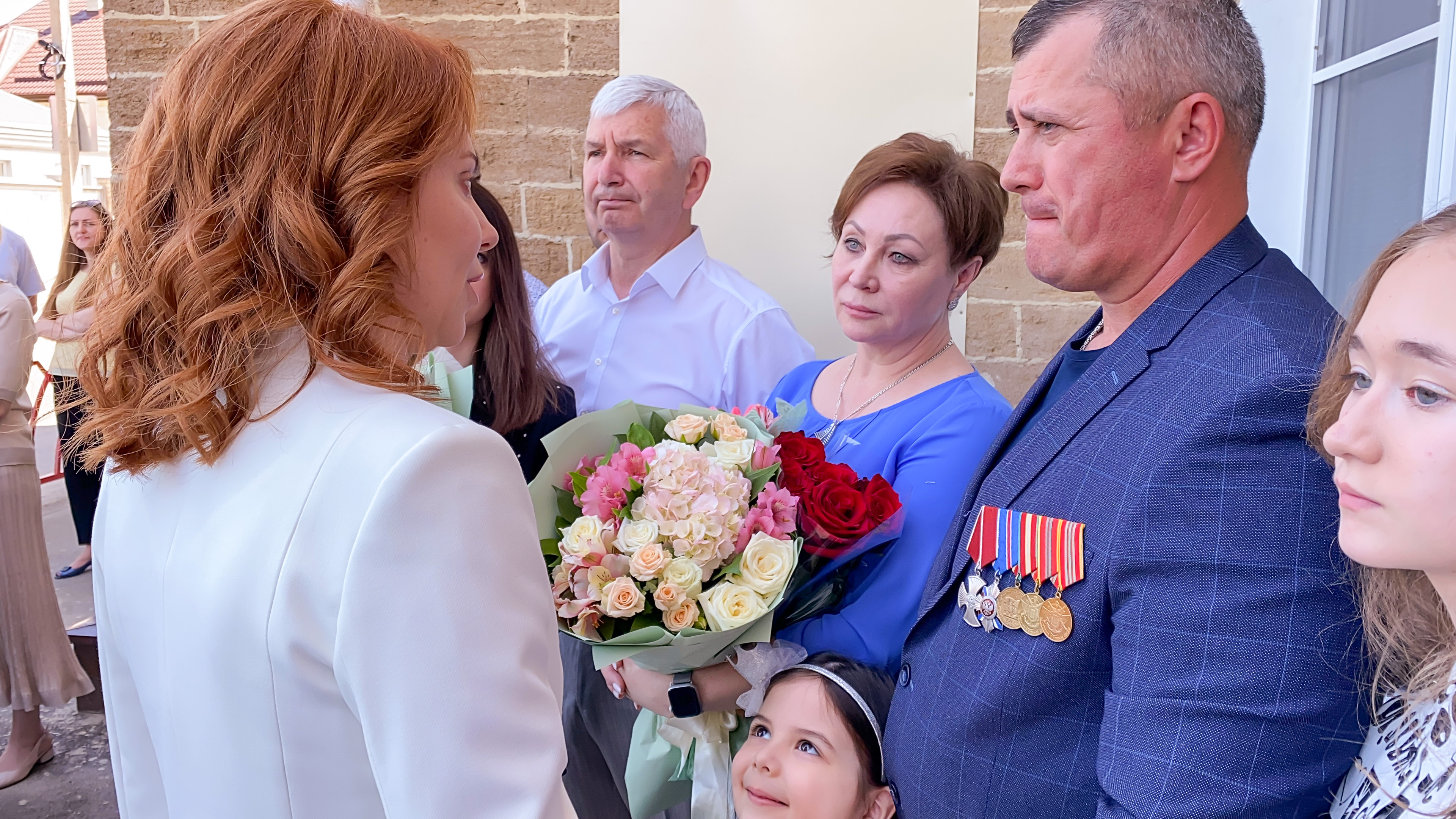 В Ставрополе открыли памятную доску в честь участника специальной военной операции на Украине — Героя России Максима Шикина