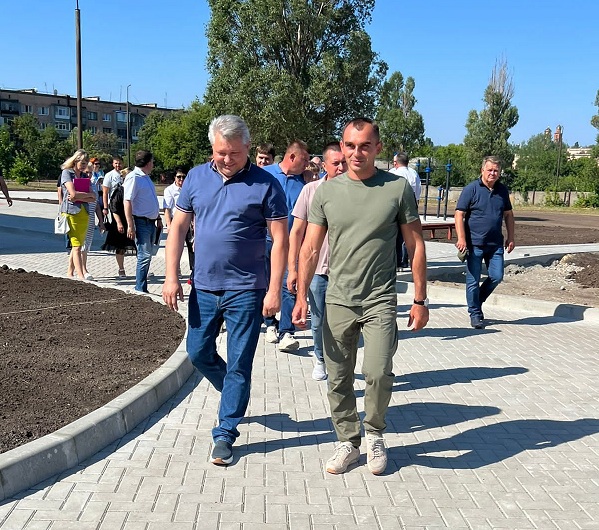 Краевой депутат посетил школу города Антрацит