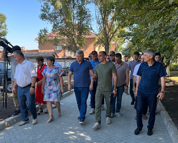 Краевой депутат посетил школу города Антрацит
