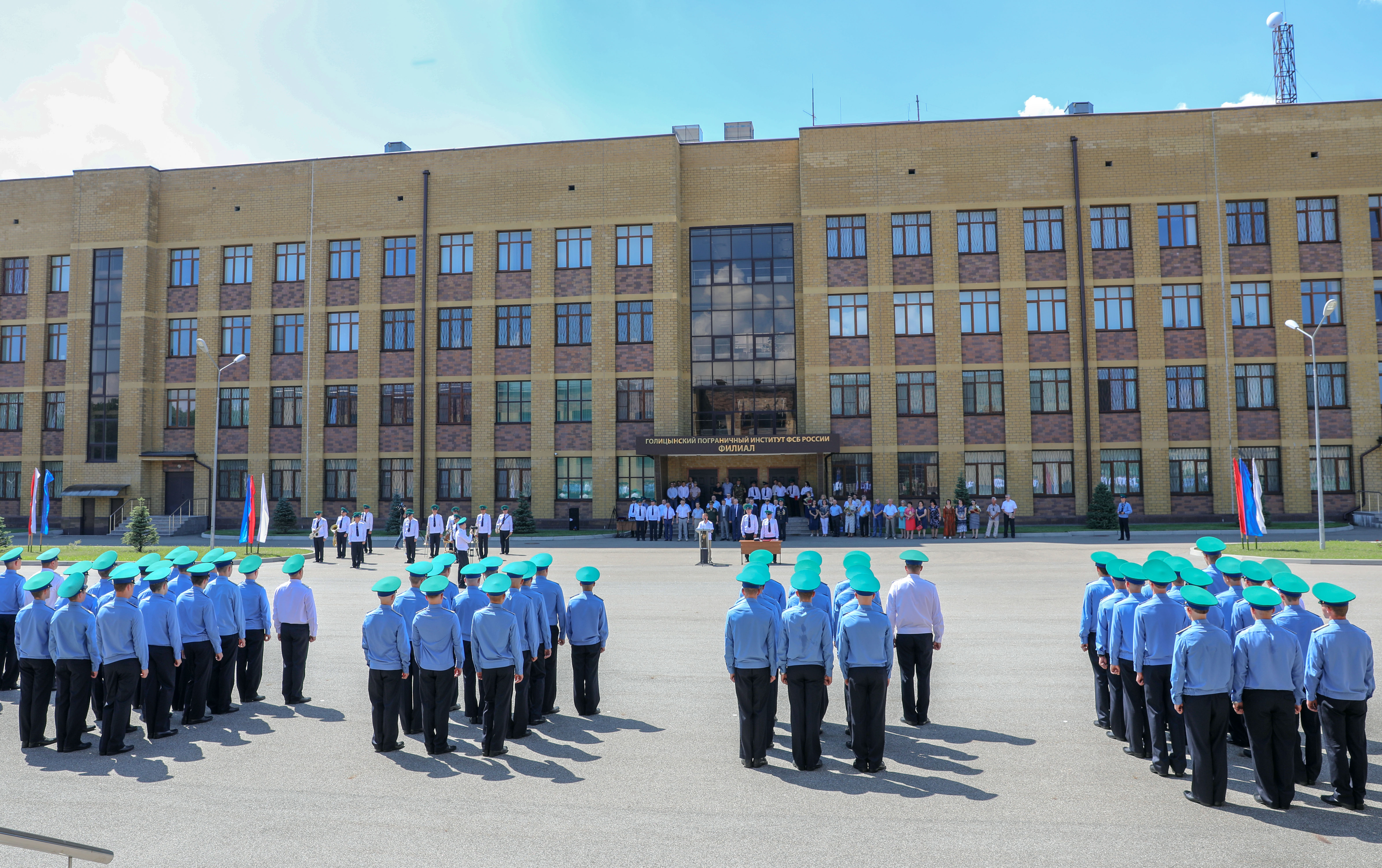Депутаты поздравили будущих пограничников и их преподавателей с 15-летием со дня образования вуза