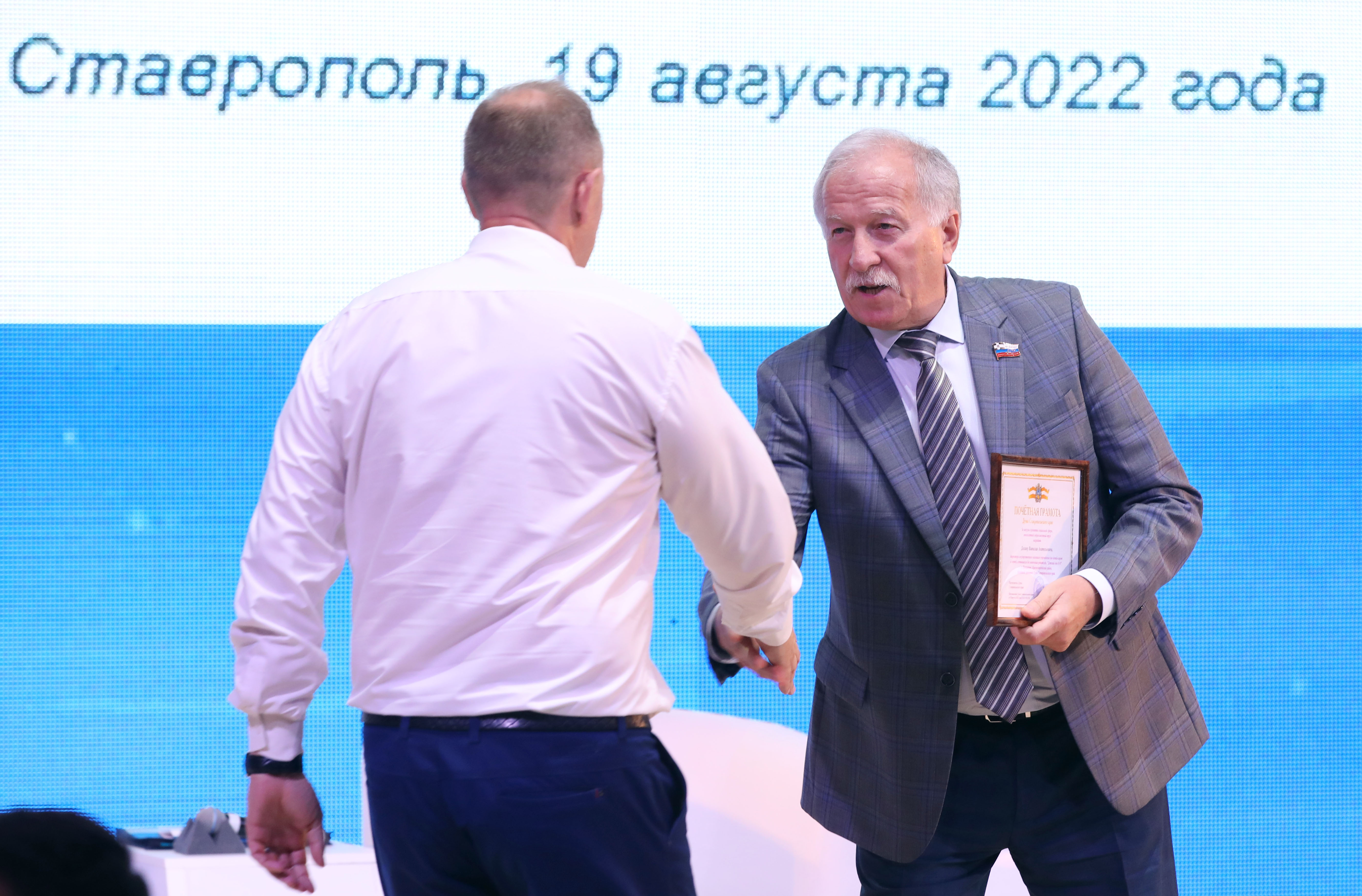 Николай Великдань вручил награды Думы края лучшим педагогам Ставрополья