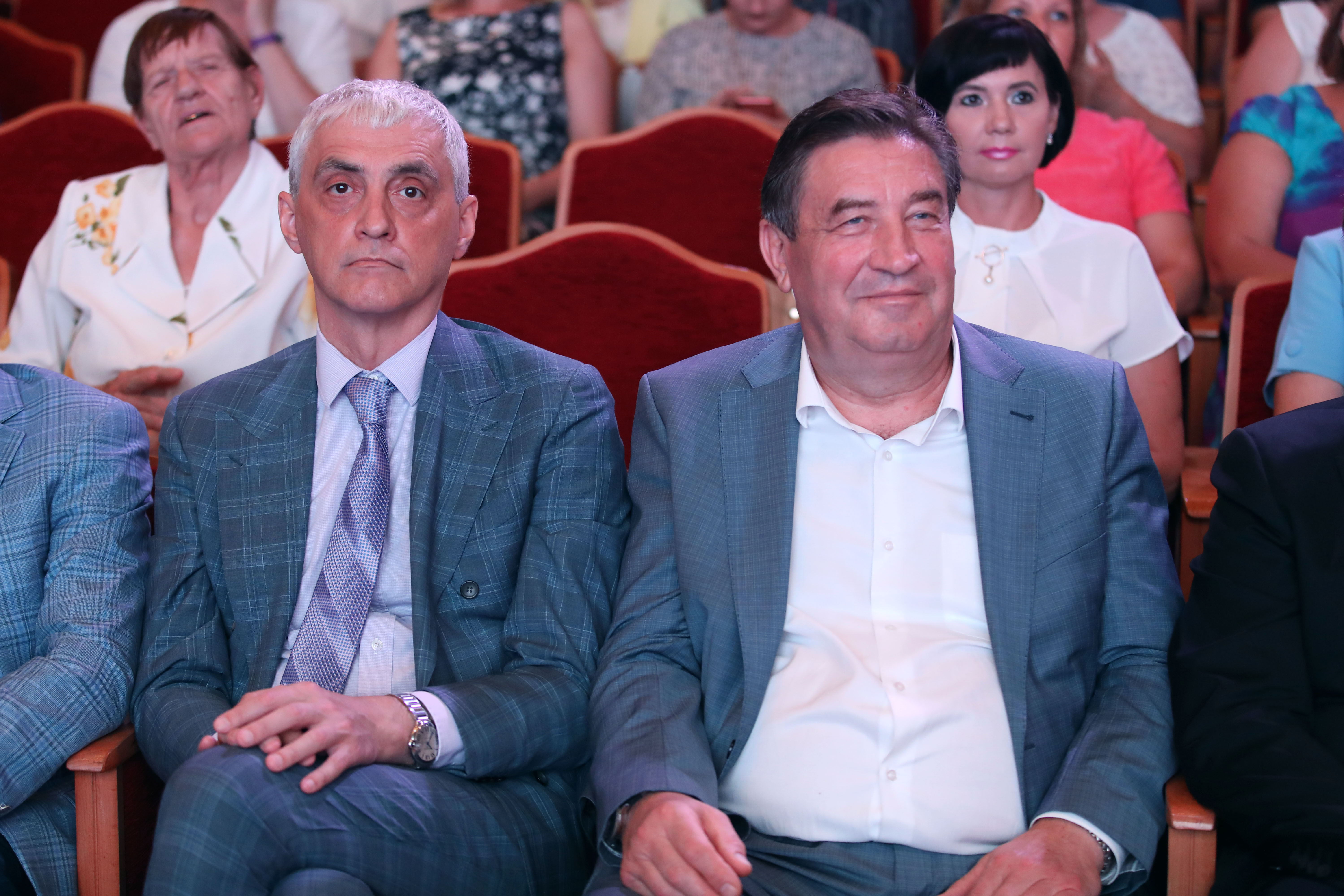 Николай Великдань вручил награды Думы края лучшим педагогам Ставрополья