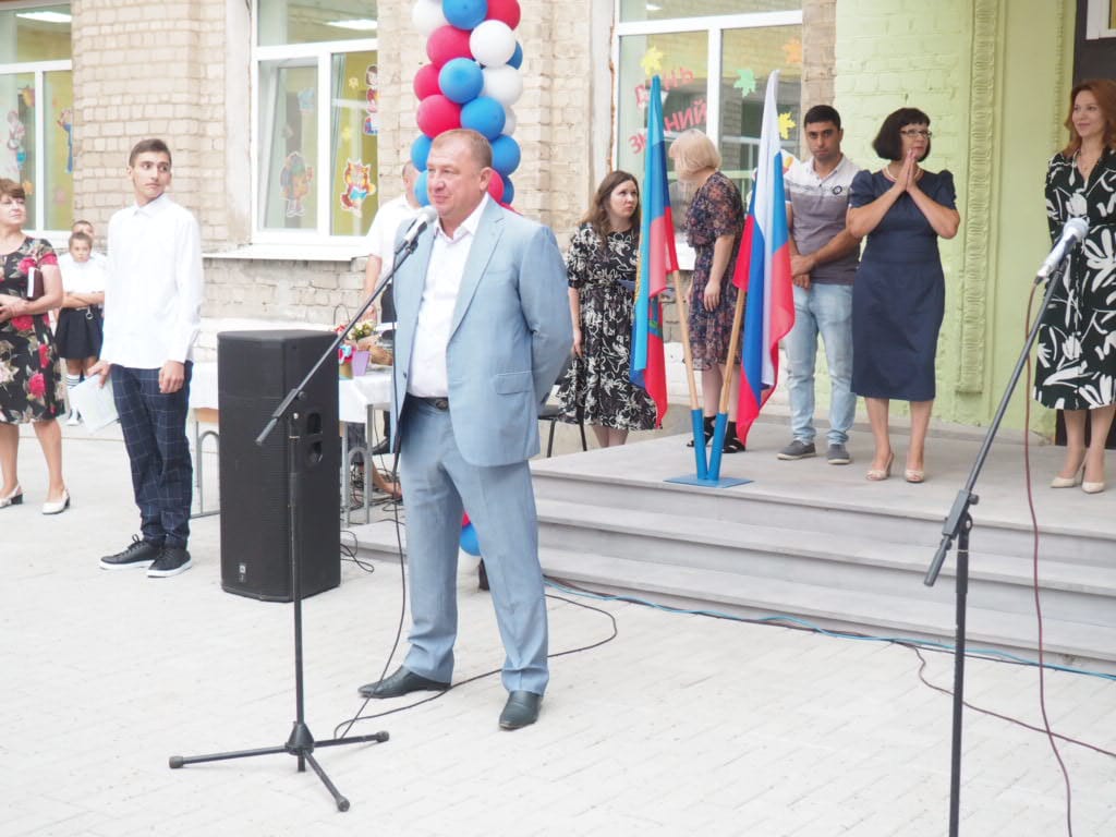 Депутаты Думы Ставропольского края передали школьникам Антрацитовского района ЛНР книги и спортинвентарь