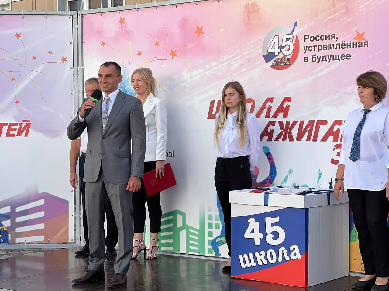 Краевые депутаты посетили первого сентября школы Ставрополья