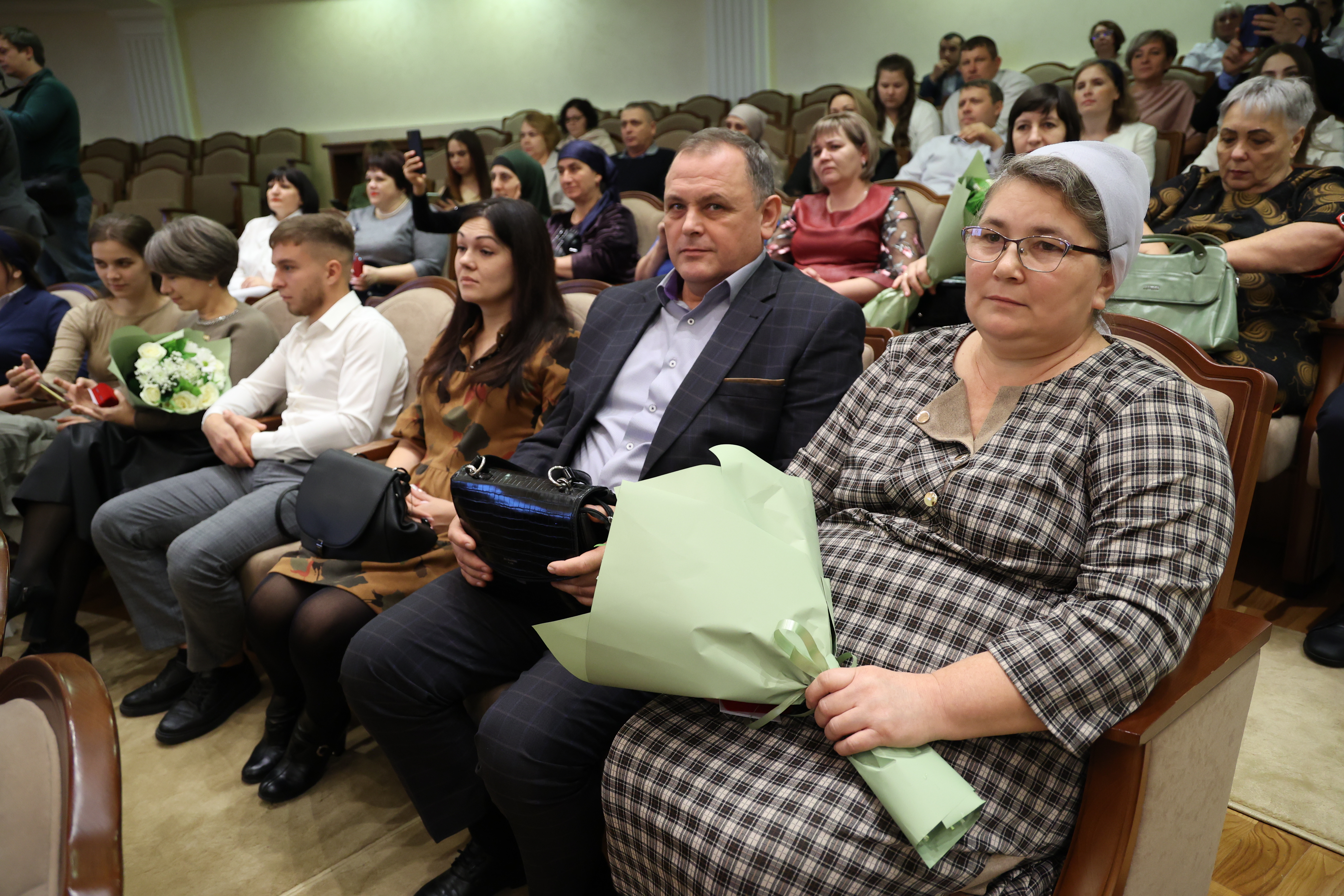 Председатель краевой Думы вручил медали «Материнская слава»