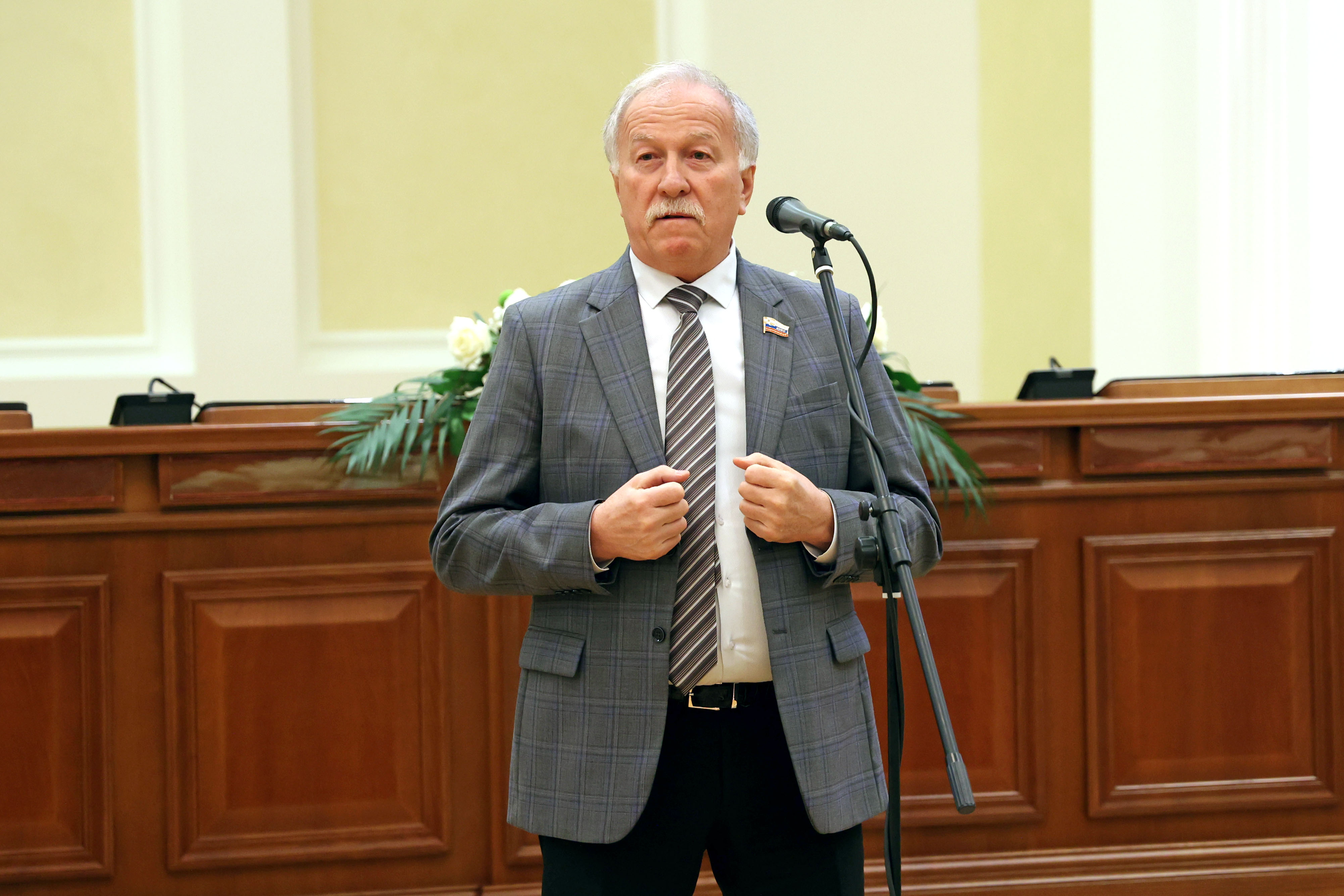 Председатель краевой Думы вручил медали «Материнская слава»