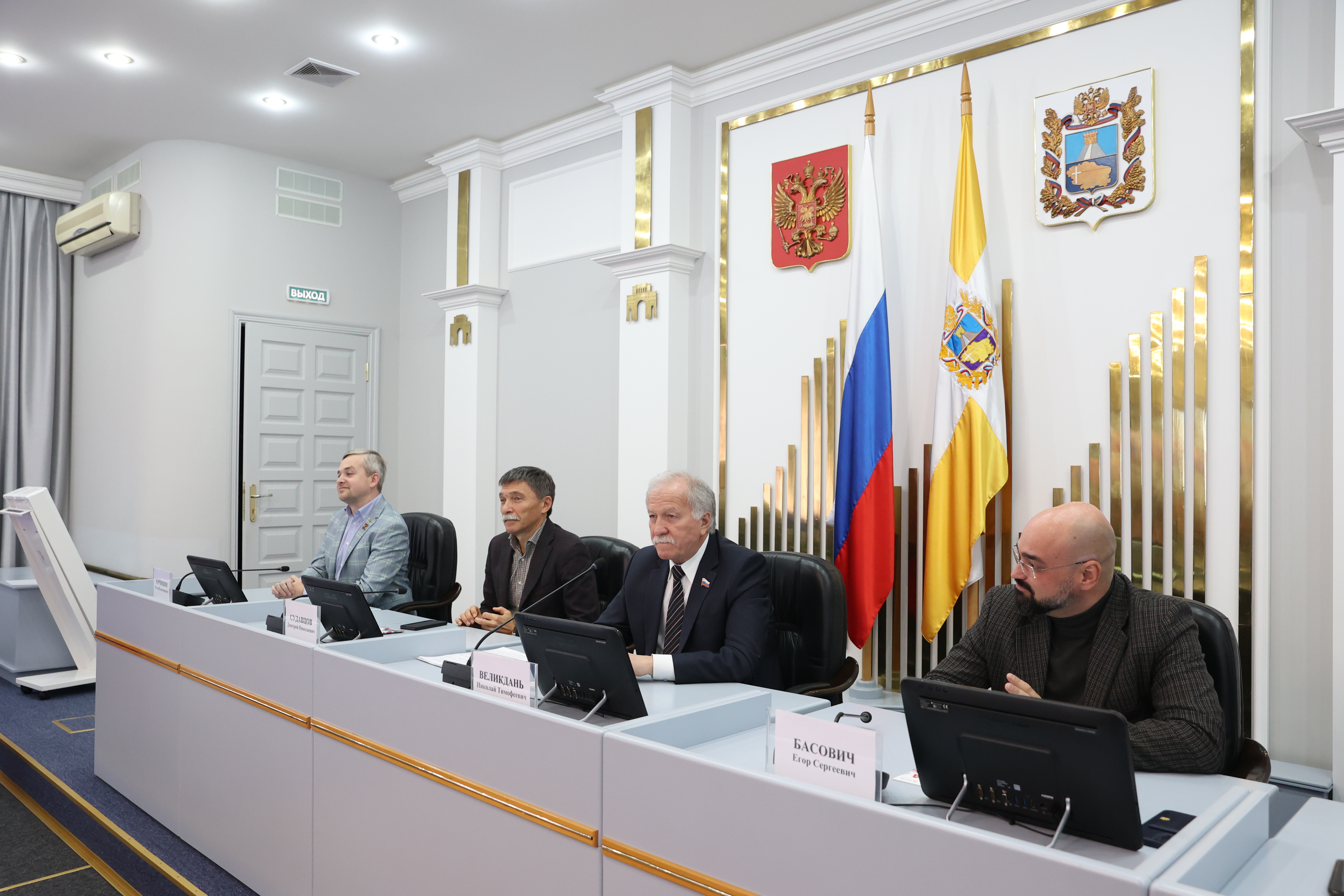 Николай Великдань в День Конституции вручил паспорта юным жителям края