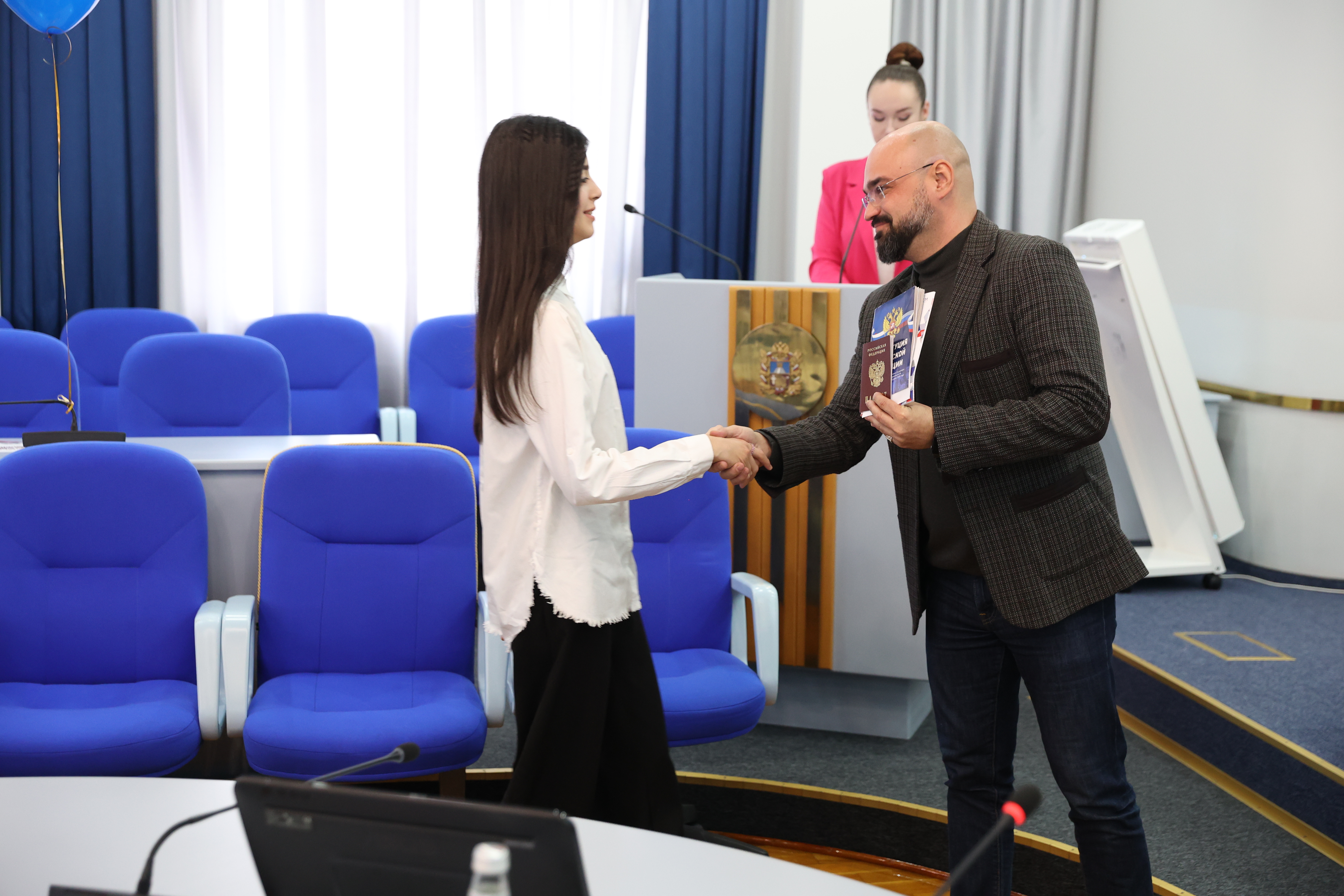 Николай Великдань в День Конституции вручил паспорта юным жителям края